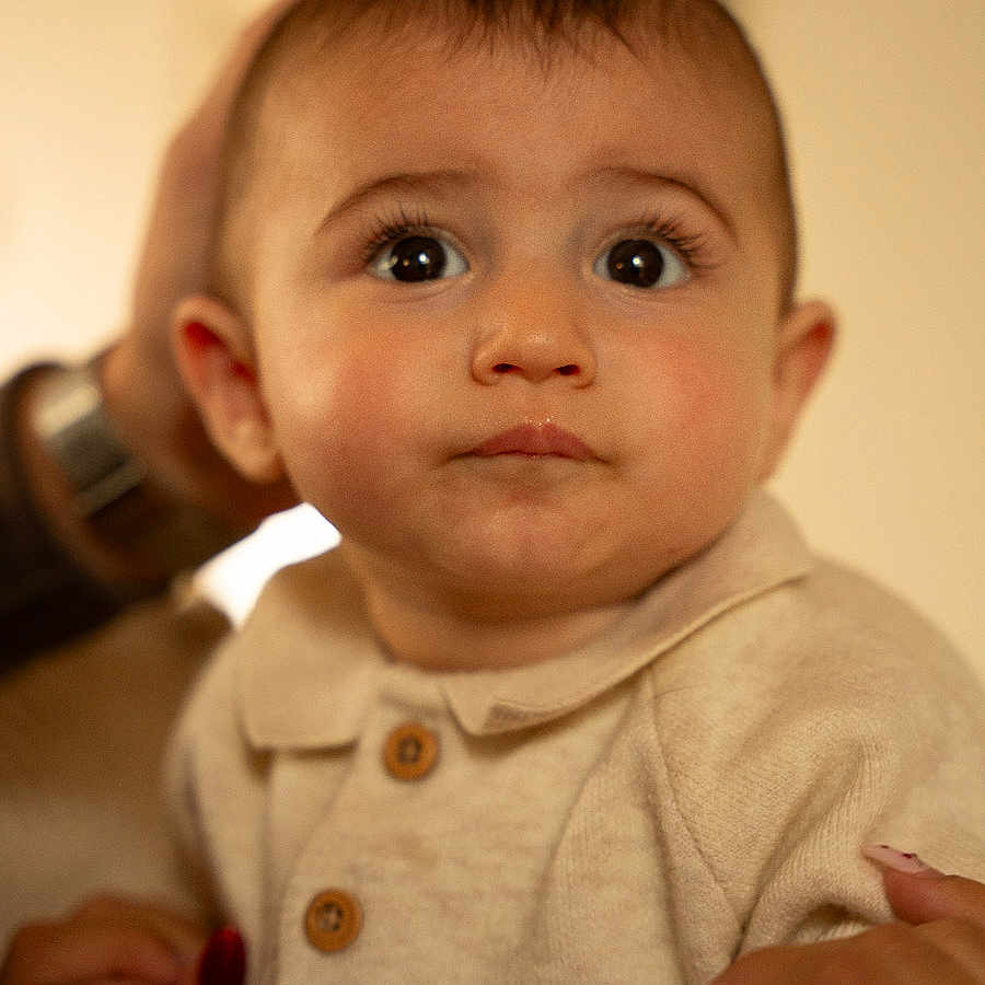Augusto participe au concours pour gagner de l'argent avec cette photo : baby, button, child, clothing, cute, expression, eyes, face, hands, head, holding, indoor, infant, person, portrait, skin, soft_light, sweater, toddler, warm