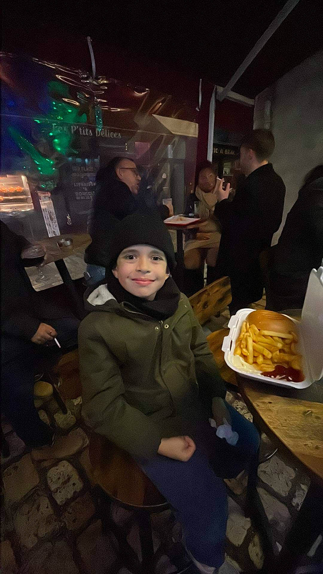 Dean participe au concours pour gagner de l'argent avec cette photo : city, conversation, cuisine, darkness, dish, event, flash_photography, fun, handbag, hat, headwear, interaction, joy, luggage_and_bags, midnight, night, person, plate, scarf, sitting