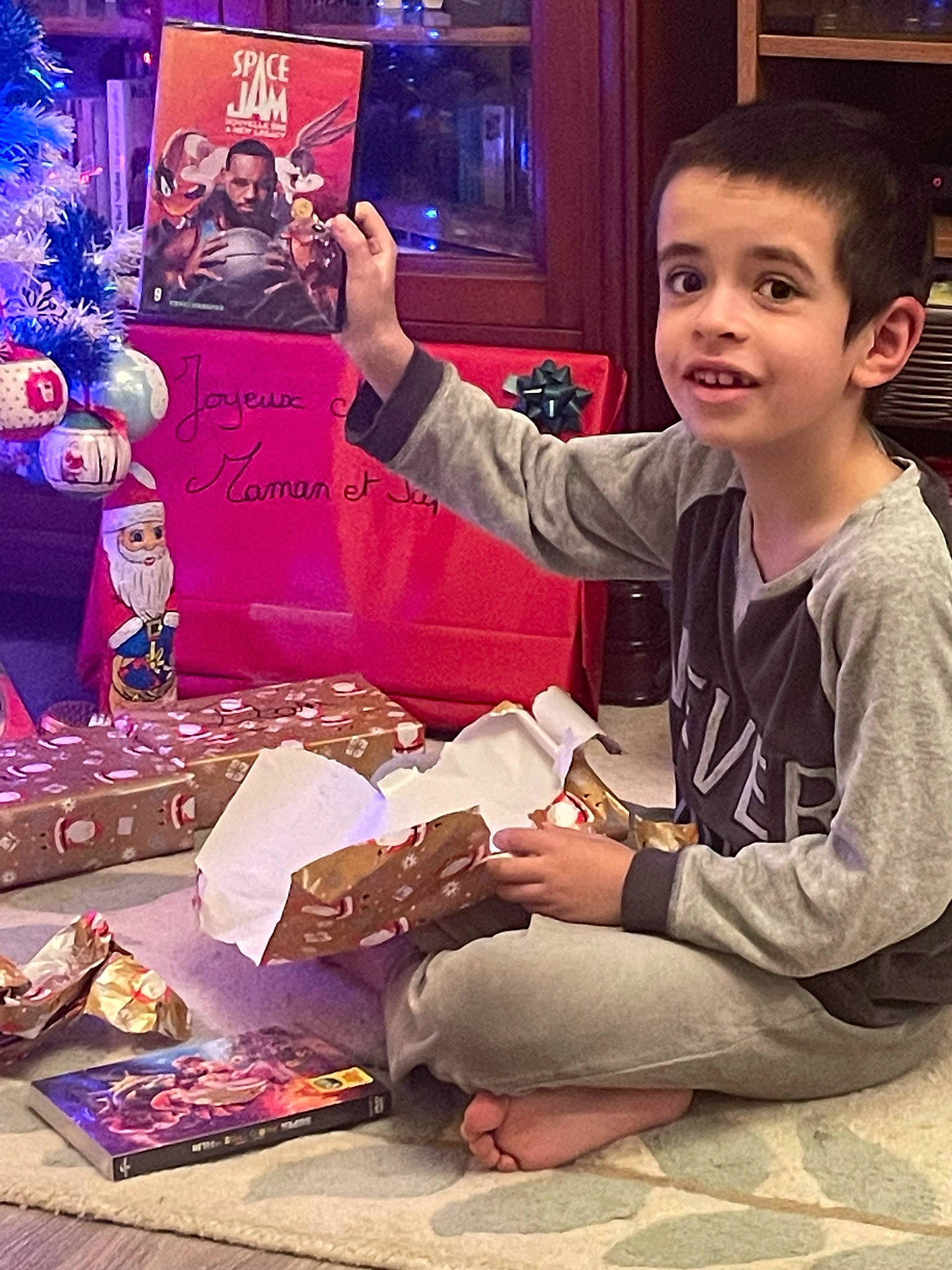 Dean participe au concours pour gagner de l'argent avec cette photo : child, christmas, christmas_eve, event, fun, gadget, happy, holiday, lap, leisure, magenta, night, person, play, purple, recreation, room, sitting, square, t_shirt