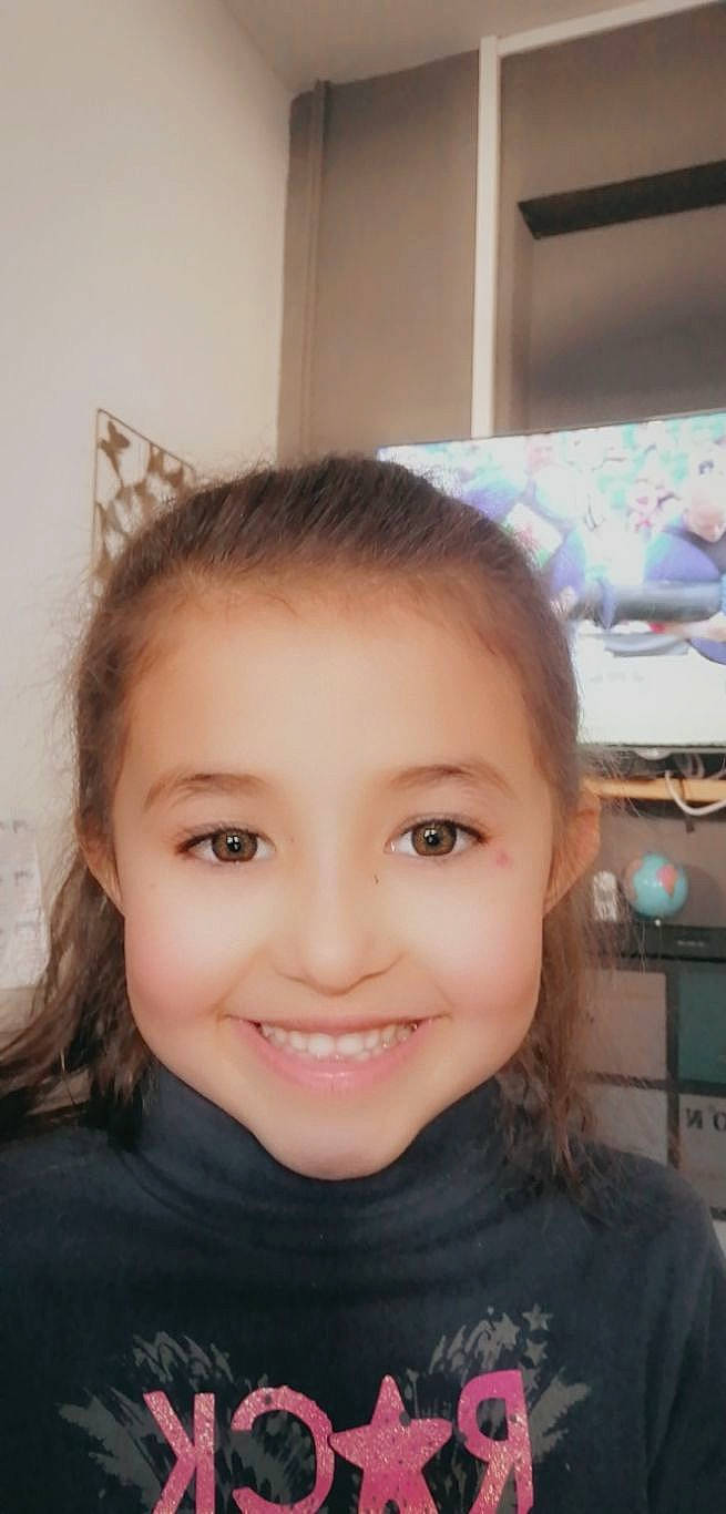 Janelle a rejoint le concours — aidez-le/la à gagner de superbes lots ! black_hair, cheek, chin, ear, eye, eyebrow, eyelash, face, facial_expression, flash_photography, forehead, happy, iris, jaw, joy, lip, long_hair, neck, nose, person