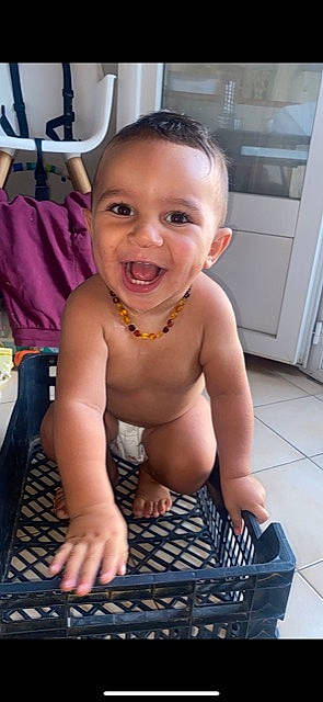 Aylan participe au concours pour gagner de l'argent avec cette photo : abdomen, barechested, bathing, cabinetry, cheek, chest, flooring, foot, happy, head, human_leg, jaw, leg, mouth, muscle, person, smile, thigh, thumb, toddler