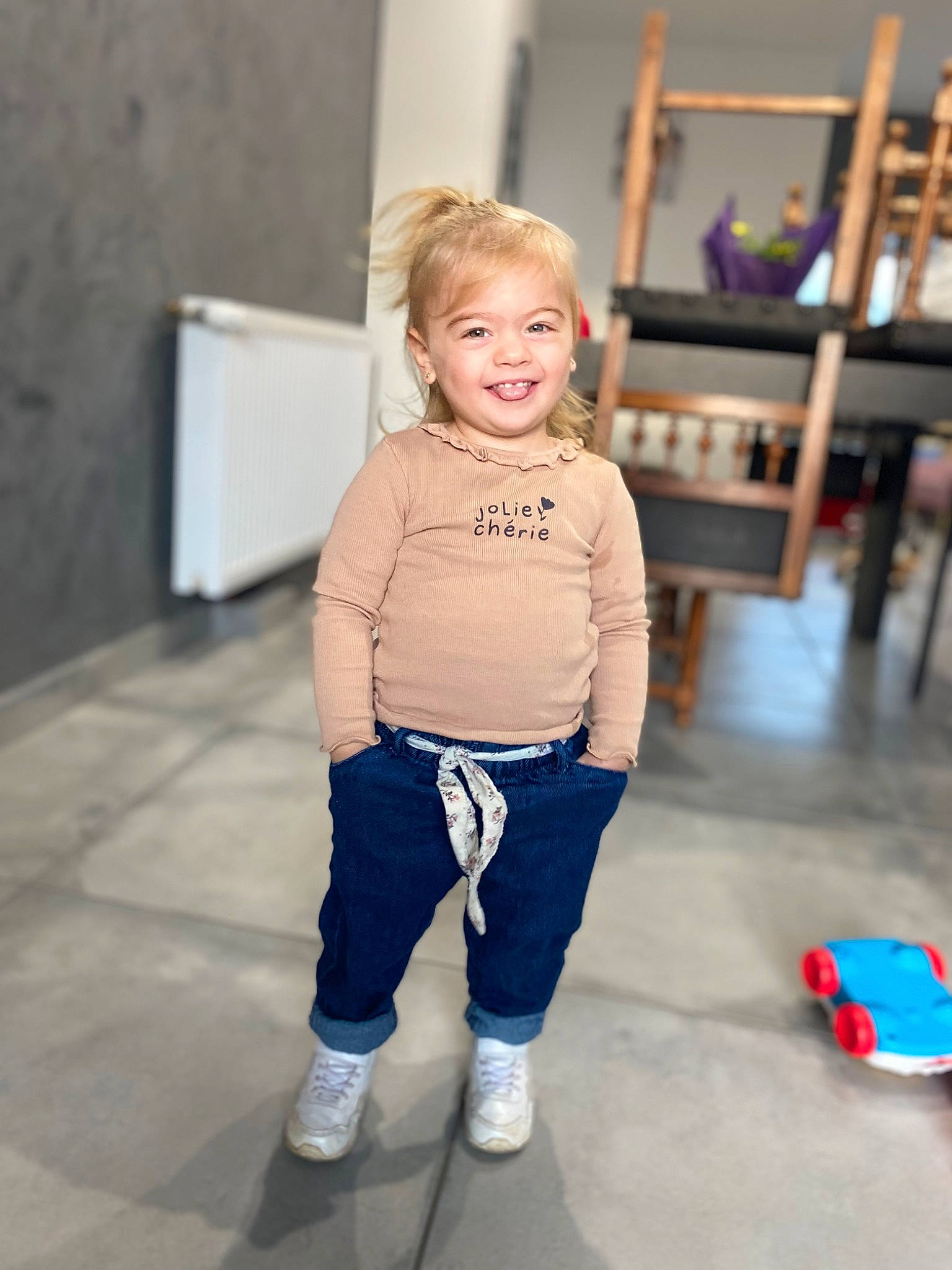 Héloïse a rejoint le concours — aidez-le/la à gagner de superbes lots ! child, electric_blue, floor, flooring, fun, happy, hardwood, head, human_leg, joint, joy, knee, leg, leisure, person, skin, sleeve, smile, standing, t_shirt