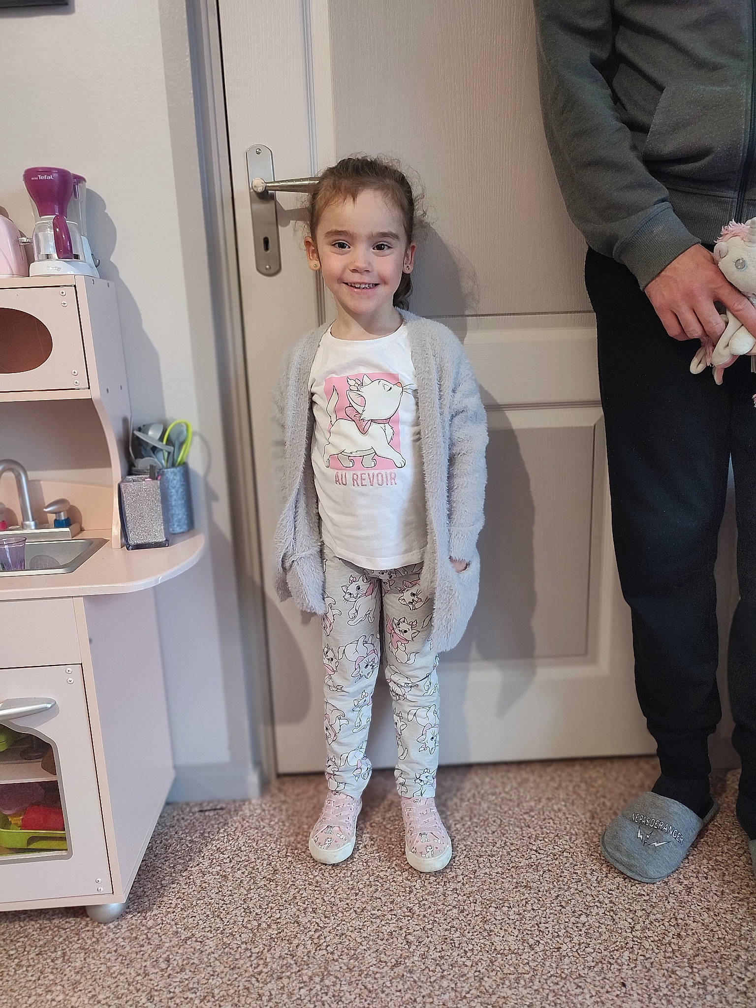 Emma participe au concours pour gagner de l'argent avec cette photo : baby_toddler_clothing, blazer, chest_of_drawers, child, drawer, flooring, formal_wear, human_leg, joy, pattern, person, product, room, shelf, shelving, sleeve, smile, standing, textile, toddler