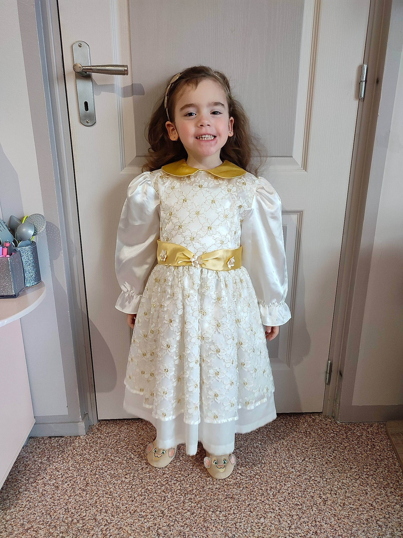 Emma a rejoint le concours — aidez-le/la à gagner de superbes lots ! arm, baby_toddler_clothing, day_dress, dress, embellishment, event, face, fashion_design, flooring, formal_wear, happy, human_leg, joy, knee, leg, one_piece_garment, pattern, peach, person, sleeve