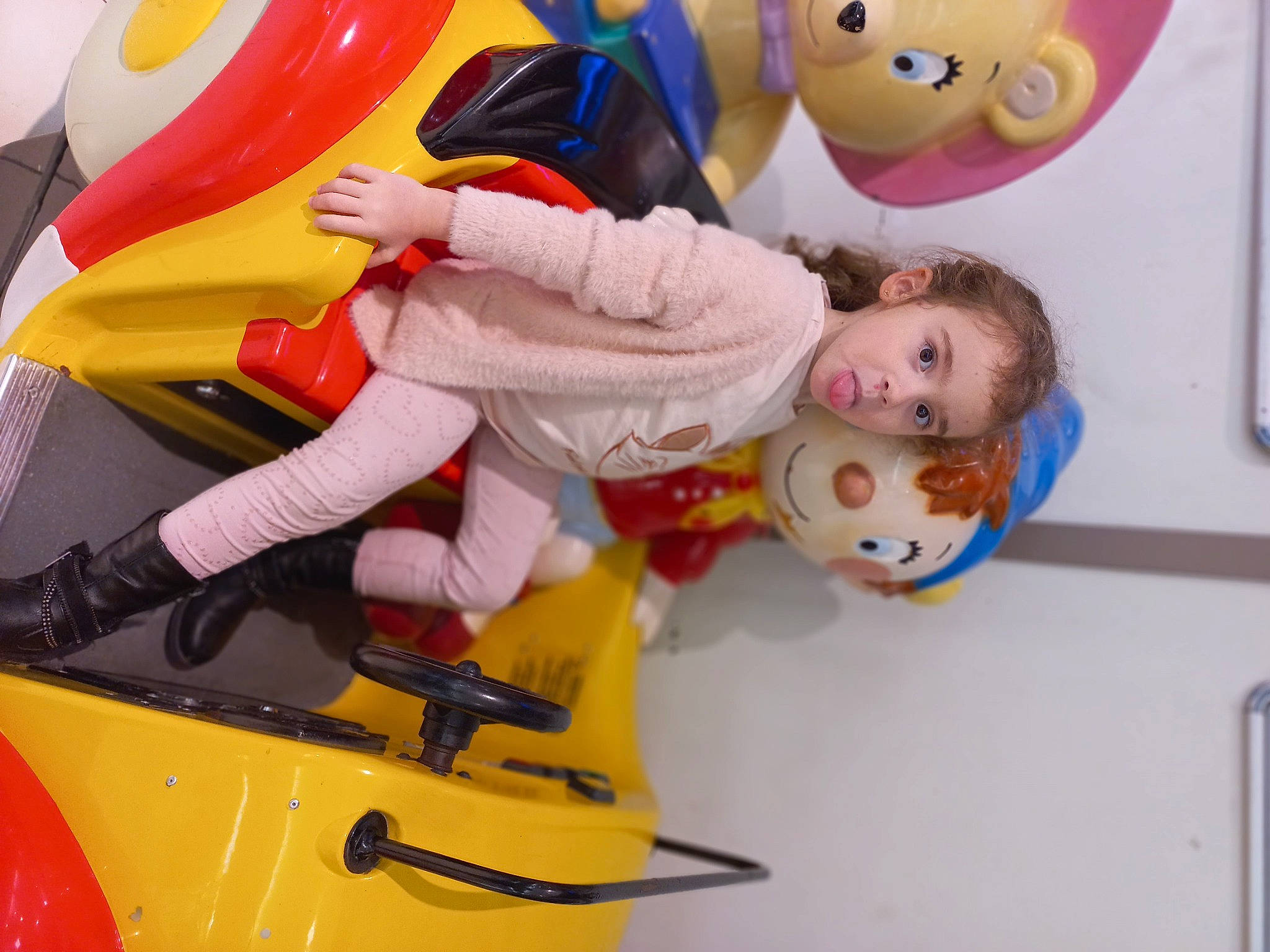 Emma a rejoint le concours — aidez-le/la à gagner de superbes lots ! amusement_park, amusement_ride, animation, automotive_design, automotive_exterior, baby_products, baby_toys, bumper, child, fictional_character, fun, happy, leisure, nonbuilding_structure, person, play, recreation, stuffed_toy, surprise, toddler