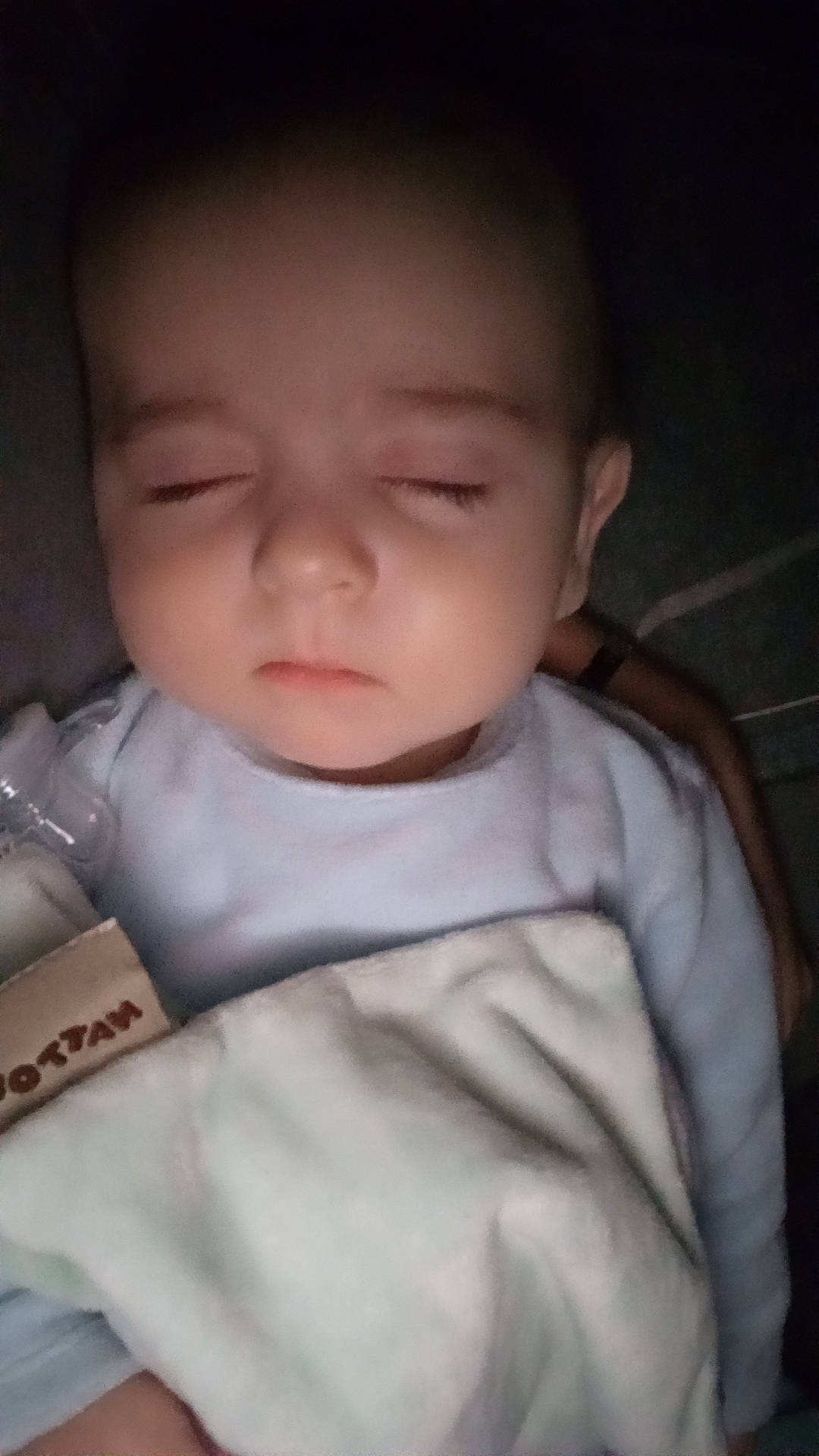 Noa a rejoint le concours — aidez-le/la à gagner de superbes lots ! baby, baby_toddler_clothing, cheek, chin, comfort, ear, eyebrow, eyelash, finger, forehead, hairstyle, head, iris, lip, mouth, neck, nose, person, skin, sleeve