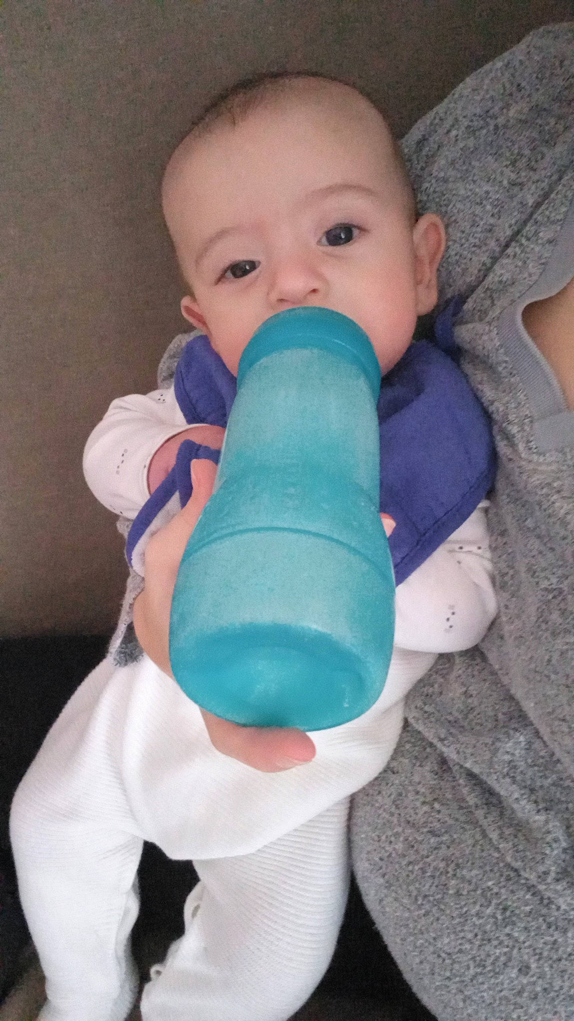 Noa participe au concours pour gagner de l'argent avec cette photo : baby, baby_products, baby_toddler_clothing, baby_toys, cheek, child, comfort, drinkware, electric_blue, nail, neck, pattern, person, plastic, play, sitting, sleeve, sock, t_shirt, thumb