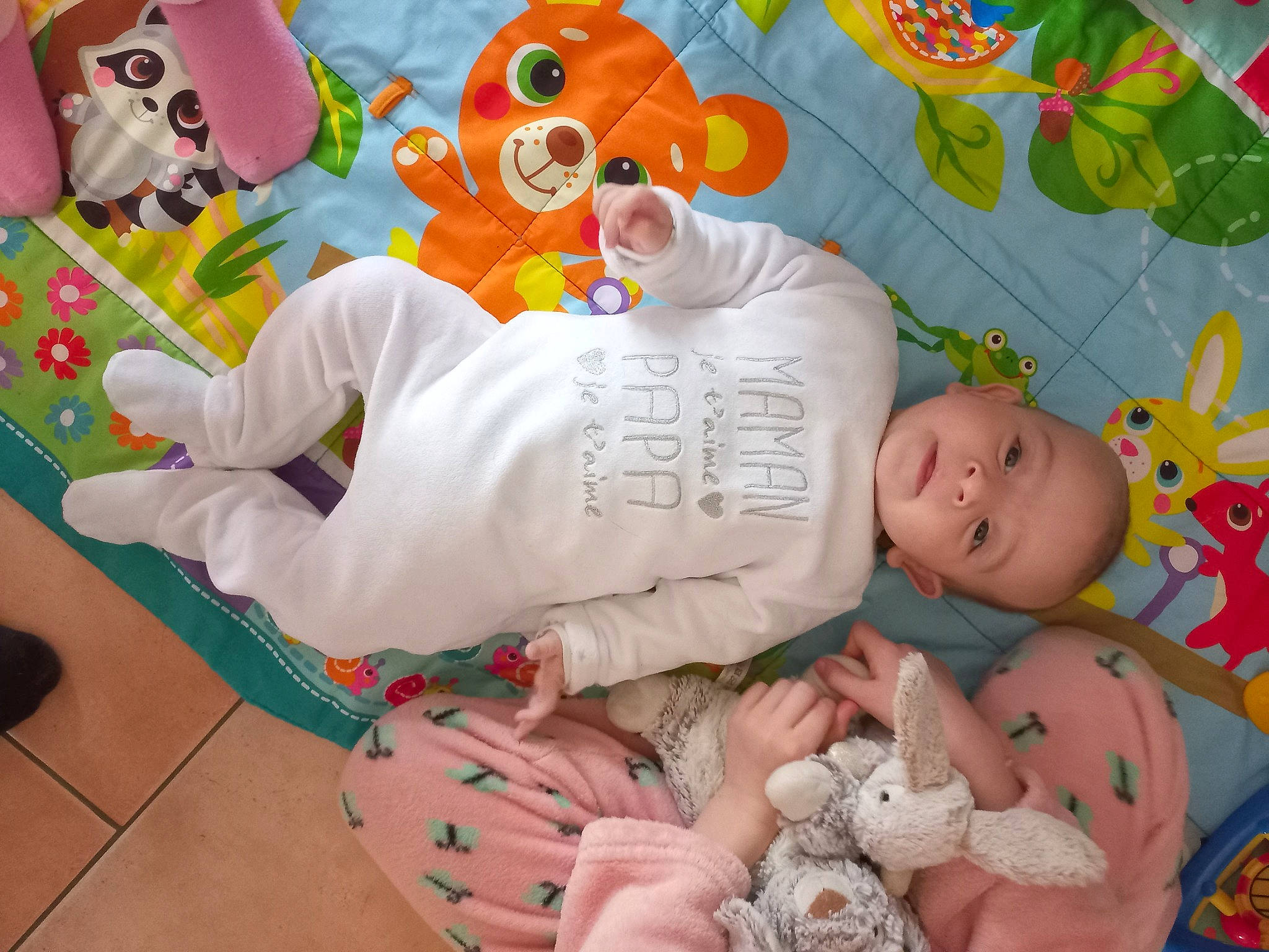 Noa participe au concours pour gagner de l'argent avec cette photo : baby, baby_products, baby_toddler_clothing, baby_toys, child, comfort, event, fun, happy, person, play, product, room, sitting, textile, toddler, toy