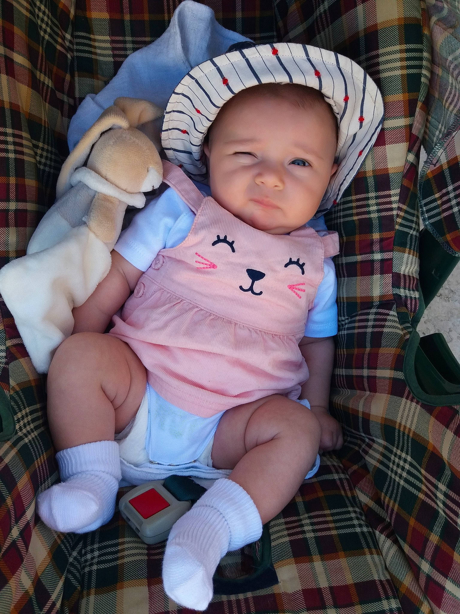 Colyne participe au concours pour gagner de l'argent avec cette photo : baby, baby_products, baby_toddler_clothing, cheek, child, pattern, person, plaid, product, skin, toddler