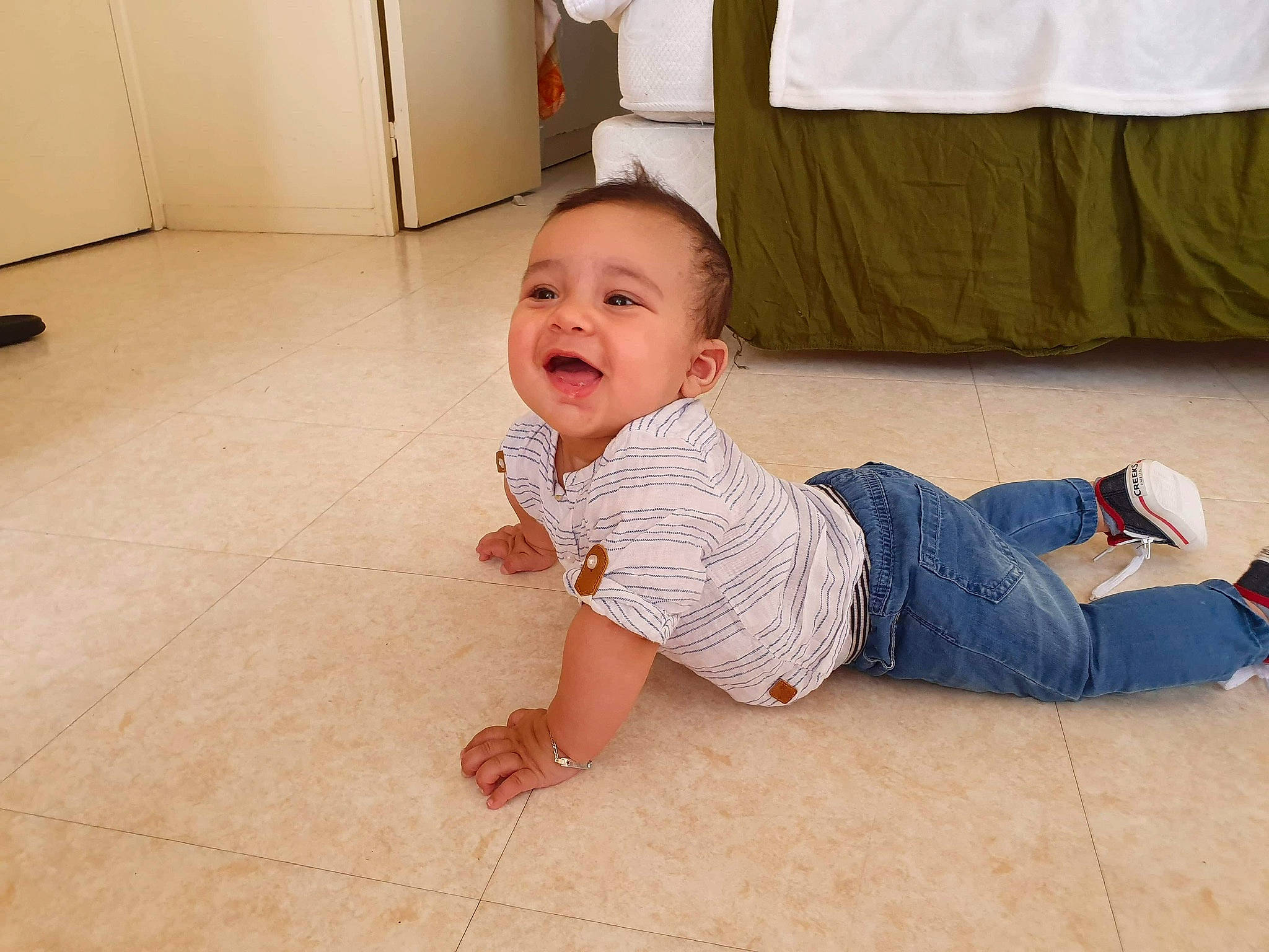 Ilian a rejoint le concours — aidez-le/la à gagner de superbes lots ! arm, baby, barefoot, child, crawling, finger, floor, flooring, foot, head, leg, person, play, sitting, skin, toddler