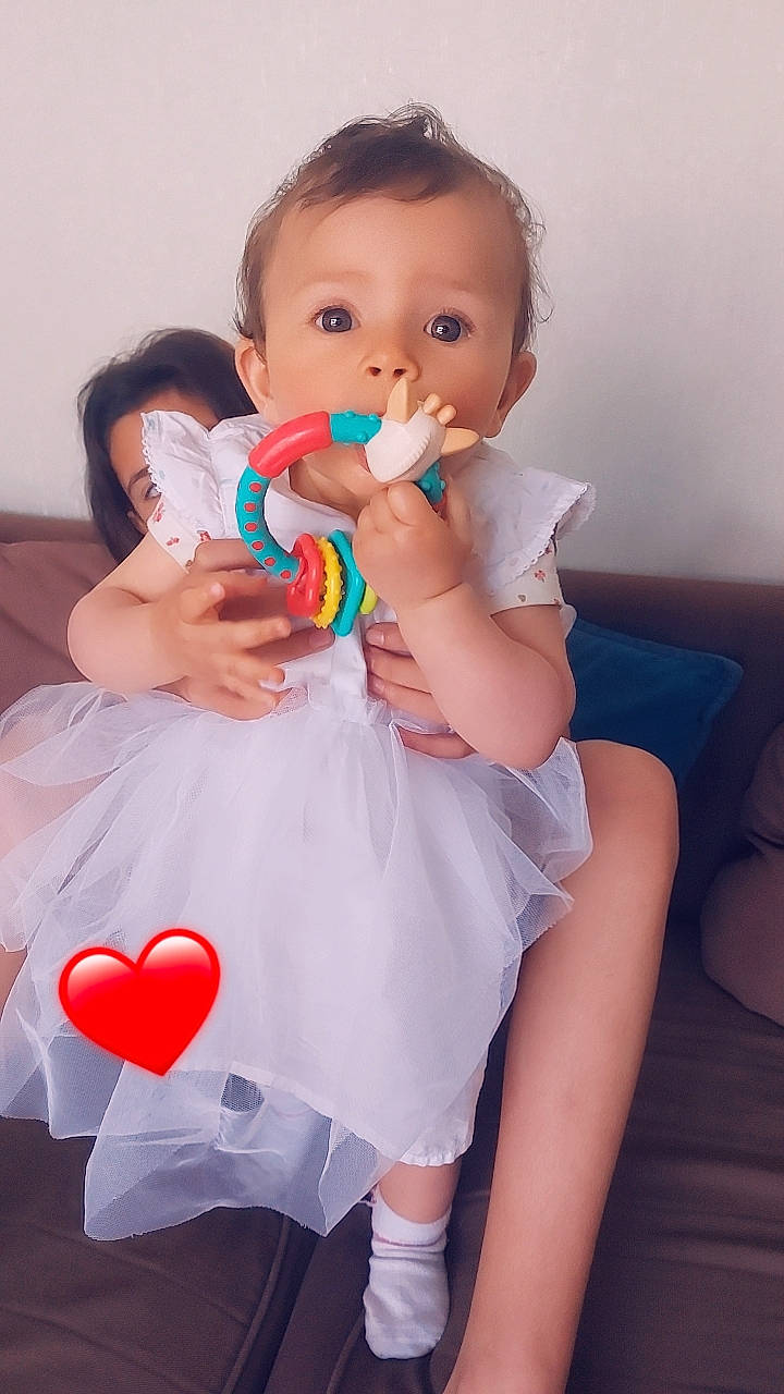 Cami participe au concours pour gagner de l'argent avec cette photo : baby, baby_toddler_clothing, balloon, beauty, cheek, child, dress, event, finger, fun, gesture, happy, head, nail, person, pink, skin, sweetness, toddler, toy