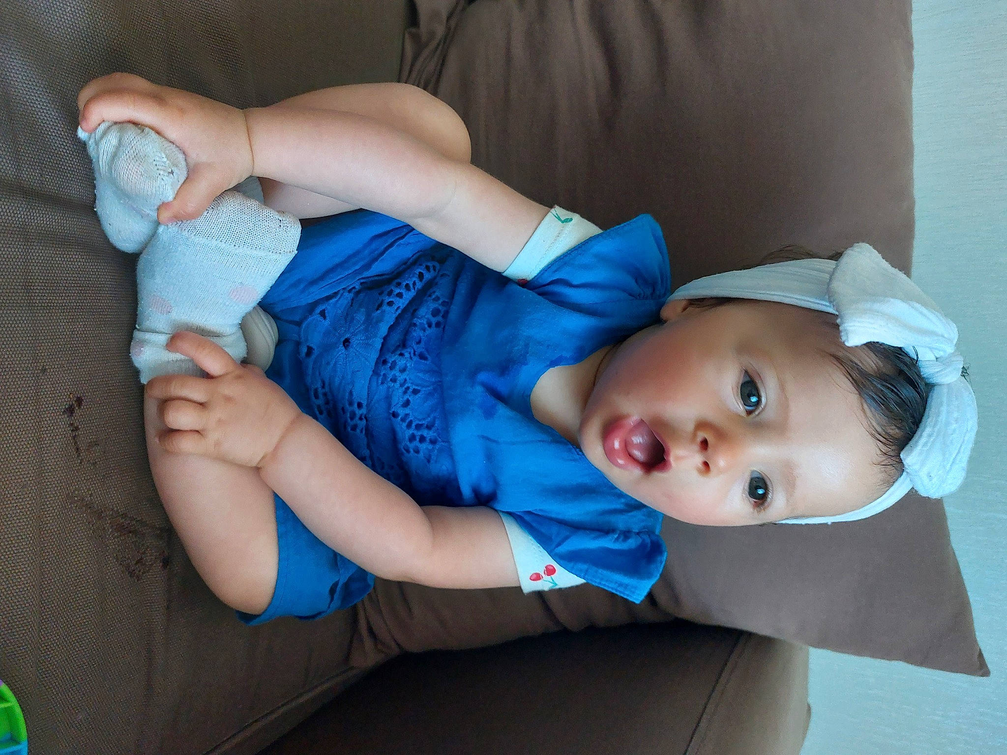 Cami a rejoint le concours — aidez-le/la à gagner de superbes lots ! arm, azure, baby, baby_toddler_clothing, beauty, child, comfort, elbow, electric_blue, finger, gesture, hand, human_body, joint, mouth, person, sitting, skin, surprise, thigh