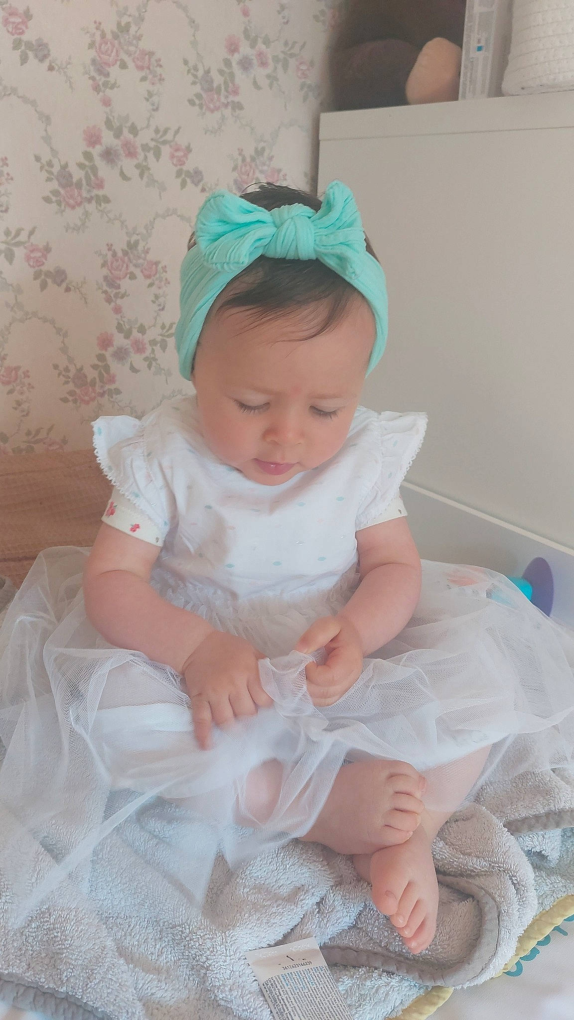 Cami a rejoint le concours — aidez-le/la à gagner de superbes lots ! baby, baby_products, baby_toddler_clothing, cap, cheek, child, comfort, dress, embellishment, fashion_accessory, hair_accessory, headband, headgear, headpiece, jewellery, pattern, person, pink, skin, sleeve