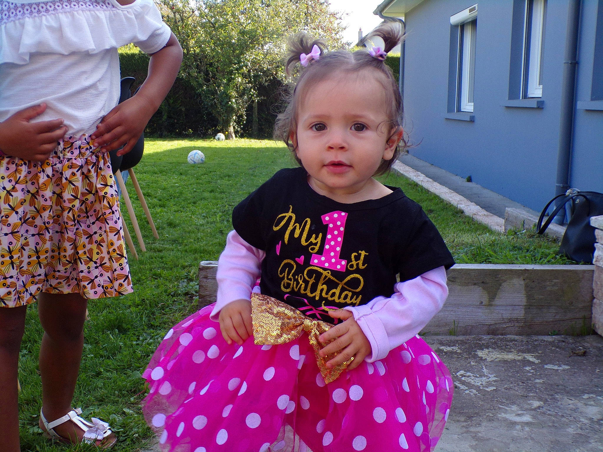 Cami participe au concours pour gagner de l'argent avec cette photo : baby, baby_toddler_clothing, child, event, fun, gesture, grass, happy, leisure, magenta, pattern, person, pink, plant, recreation, sleeve, summer, t_shirt, toddler, tree