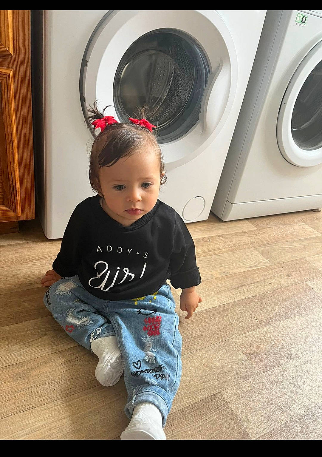 Cami participe au concours pour gagner de l'argent avec cette photo : baby, baby_toddler_clothing, child, clothes_dryer, door, flash_photography, flooring, fun, happy, hardwood, home_appliance, major_appliance, person, product, sitting, sleeve, t_shirt, toddler, washing_machine, white