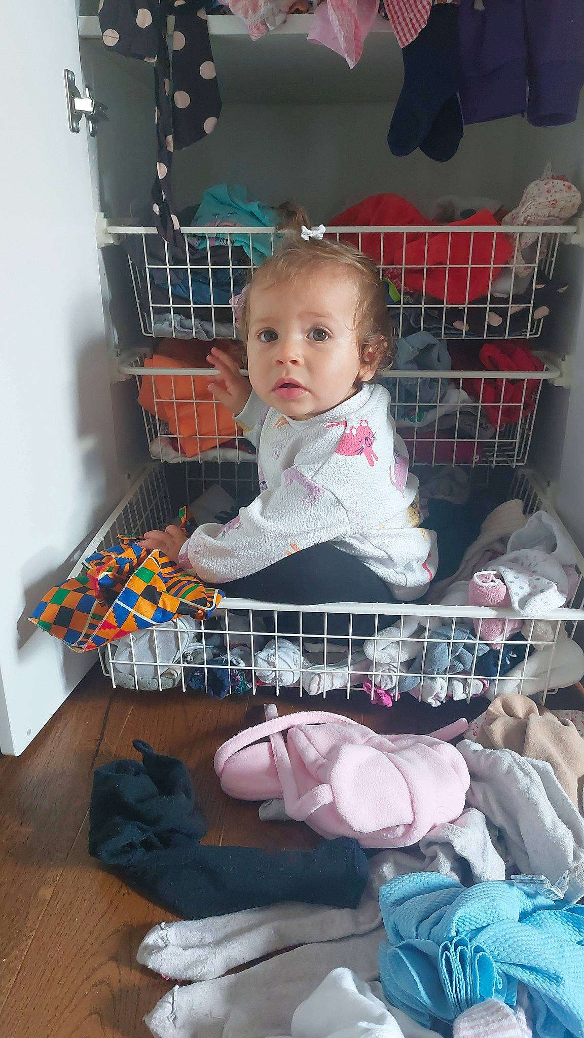 Cami participe au concours pour gagner de l'argent avec cette photo : baby, baby_carriage, baby_products, baby_safety, baby_toddler_clothing, chair, child, comfort, flooring, head, pattern, person, product, room, shelf, shoe, sitting, skin, toddler, toy