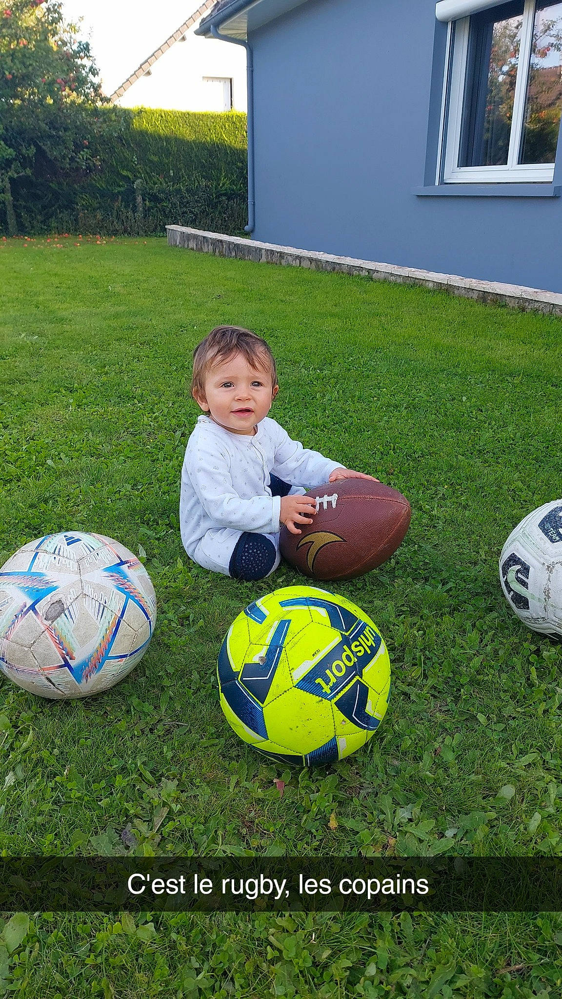 Cami participe au concours pour gagner de l'argent avec cette photo : ball, ball_game, competition_event, football, football_player, grass, lawn, leisure, net, person, plant, player, playing_sports, recreation, soccer, soccer_ball, sports, sports_equipment, sports_gear, team_sport