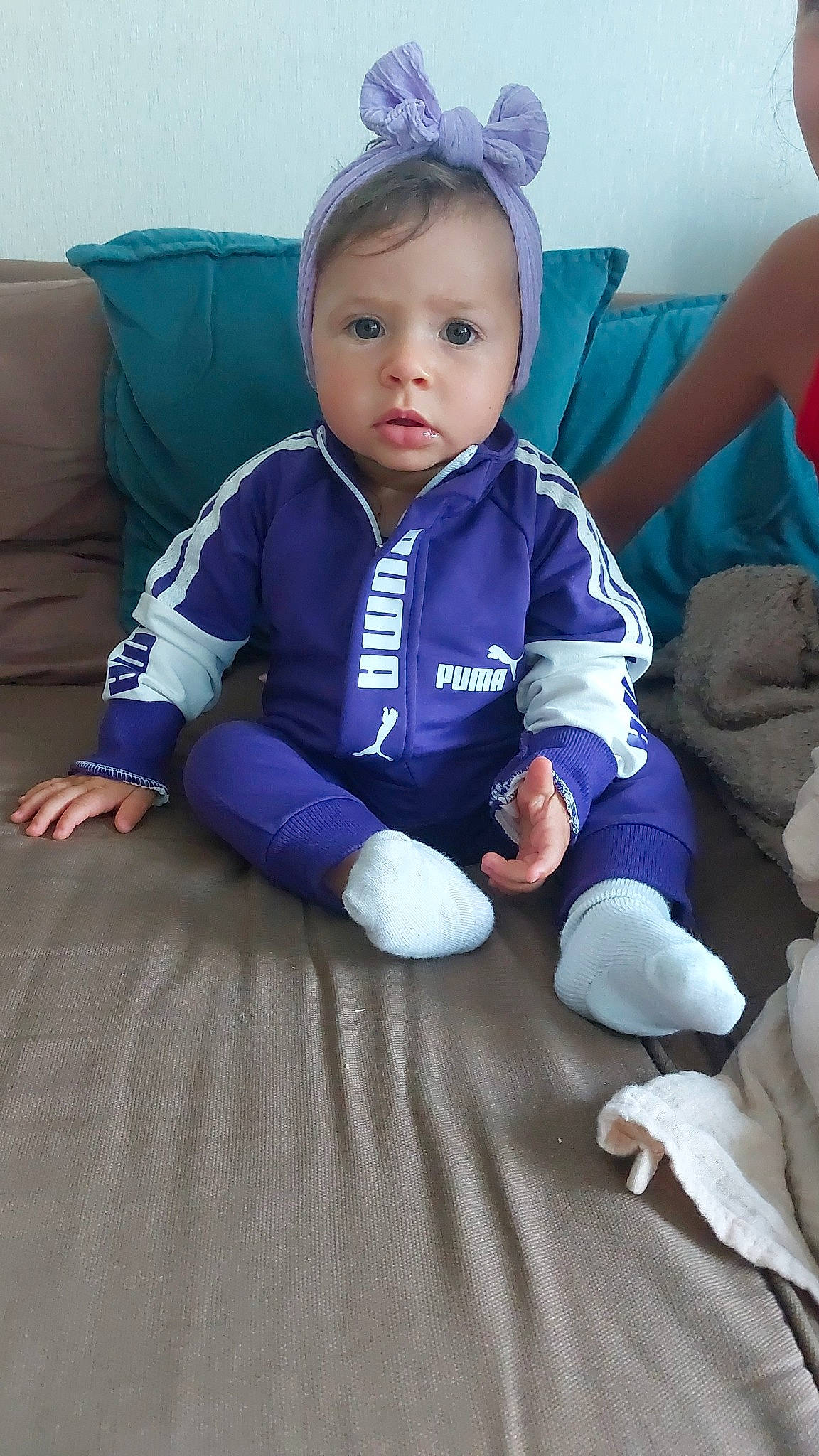 Cami participe au concours pour gagner de l'argent avec cette photo : baby, baby_toddler_clothing, blue, child, comfort, costume_hat, electric_blue, eye, fashion_accessory, flash_photography, fun, gesture, hairstyle, happy, person, product, purple, sitting, skin, sleeve