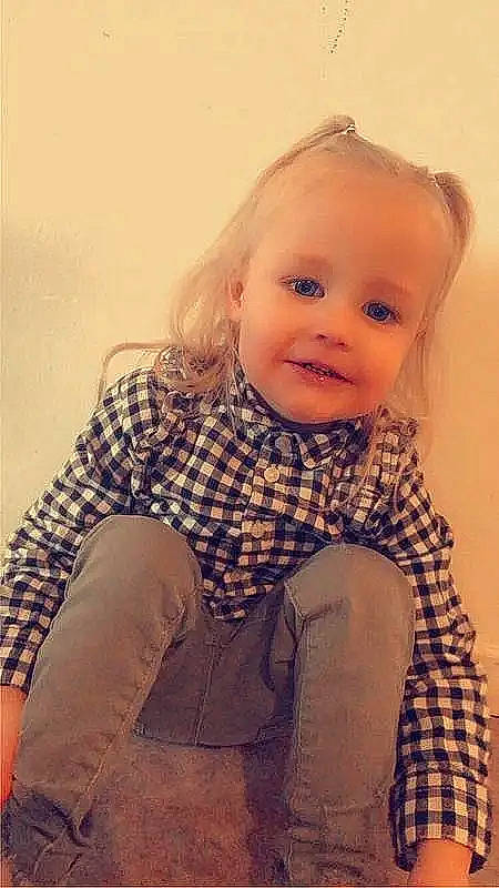 Lexa a rejoint le concours — aidez-le/la à gagner de superbes lots ! baby, baby_toddler_clothing, blond, cheek, face, flash_photography, fun, happy, head, knee, lip, neck, pattern, person, plaid, shoulder, sleeve, smile, tartan, thigh