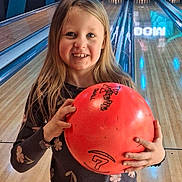 Lexa participe au concours pour gagner de l'argent avec cette photo : child, girl, bowling_ball, bowling_alley, lanes, pins, smile, long_hair, jeans, floral_shirt, indoor, recreation, game, entertainment, leisure, scoreboard, neon_lights, wood_floor, person, happy