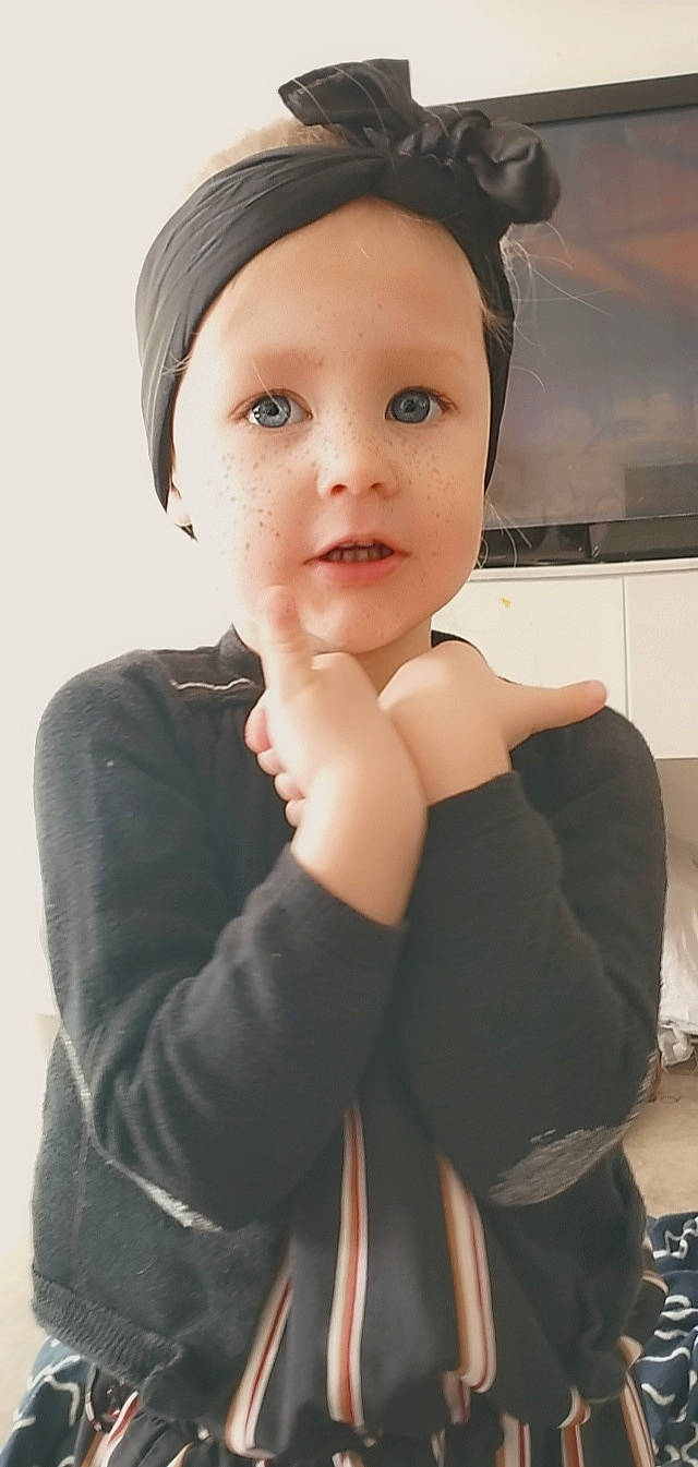 Lexa participe au concours pour gagner de l'argent avec cette photo : baby, bonnet, cap, cheek, child, costume_hat, elbow, fashion_accessory, flash_photography, gesture, happy, hat, headwear, helmet, home_appliance, lip, person, portrait_photography, sitting, sleeve