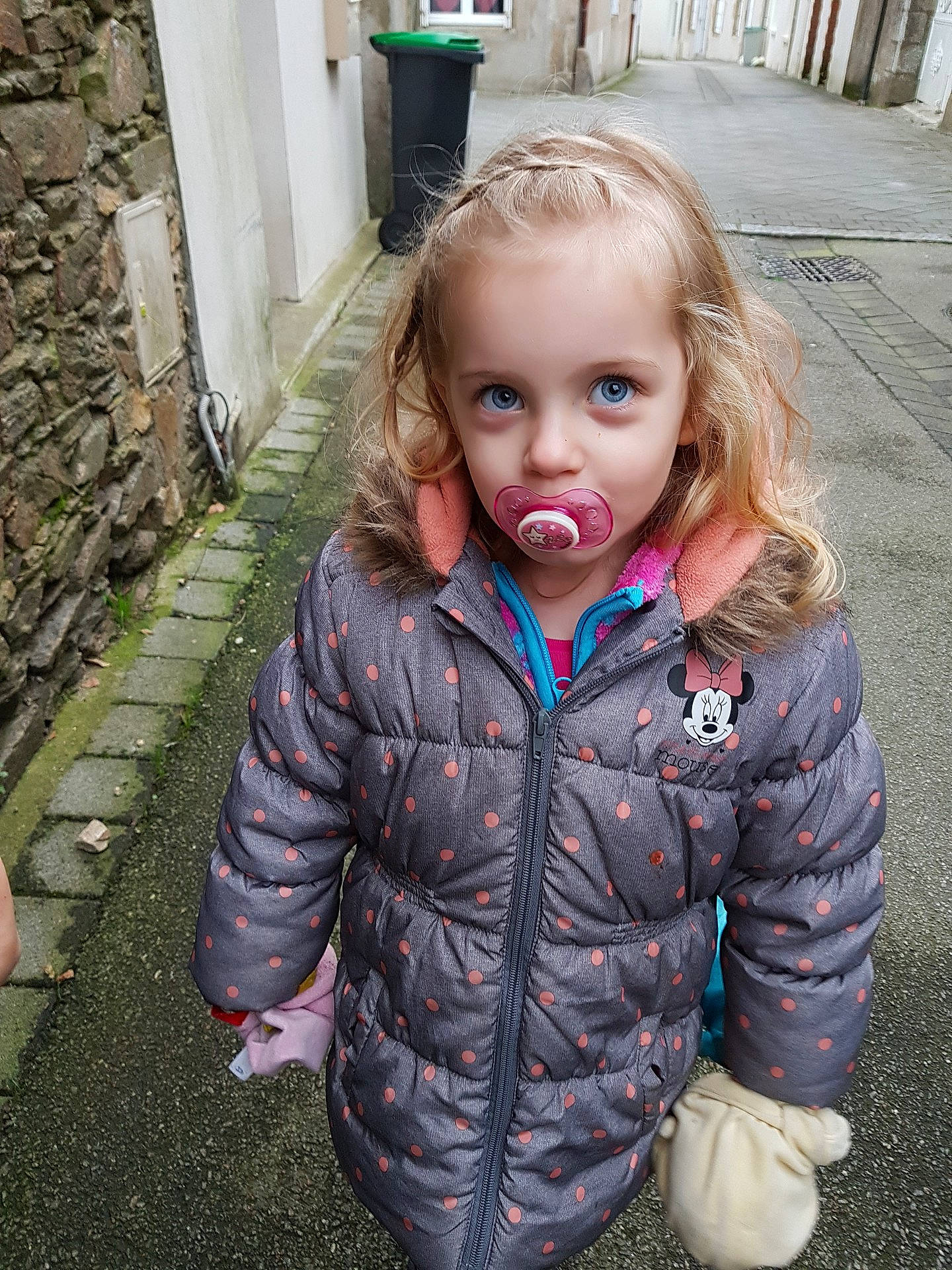Ysée participe au concours pour gagner de l'argent avec cette photo : child, cool, emotion, eye, facial_expression, fun, girl, hair, happiness, human_hair_color, jacket, organ, outerwear, person, pink, portrait_photography, skin, smile, standing, toddler