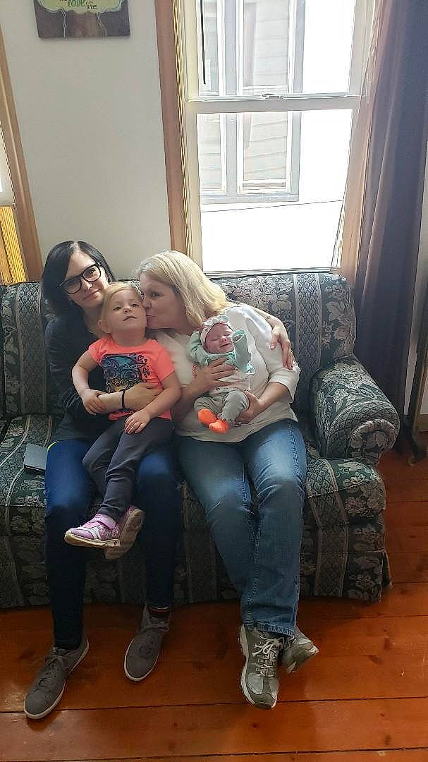 Jupiter is registered to the contest to win money with this photo: jeans, leg, person, sitting