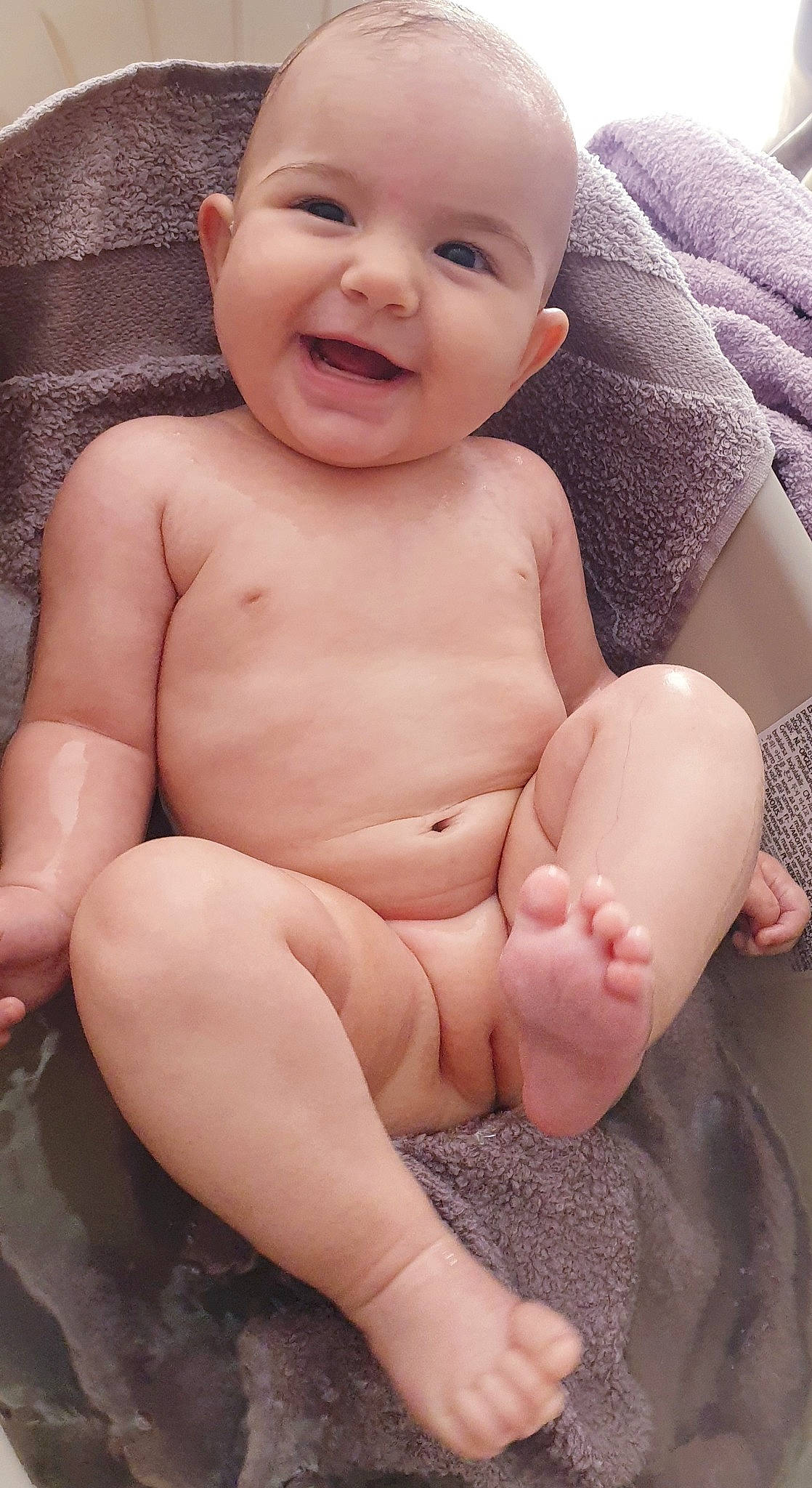 Andreea participe au concours pour gagner de l'argent avec cette photo : baby, baby_bathing, baby_making_funny_faces, cheek, child, face, finger, flesh, head, joy, leg, lip, mouth, muscle, nose, person, skin, stomach, thumb, toddler