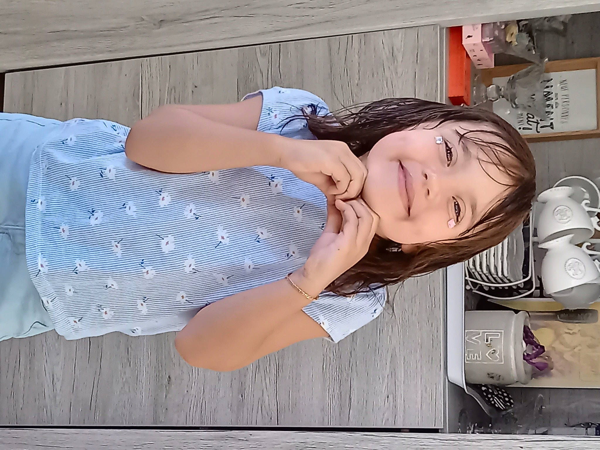 Elisa a rejoint le concours — aidez-le/la à gagner de superbes lots ! bangs, child, dress, elbow, eyelash, eyewear, happy, human_leg, joy, lip, pattern, person, plaid, portrait_photography, room, sitting, smile, street_fashion, t_shirt, thigh