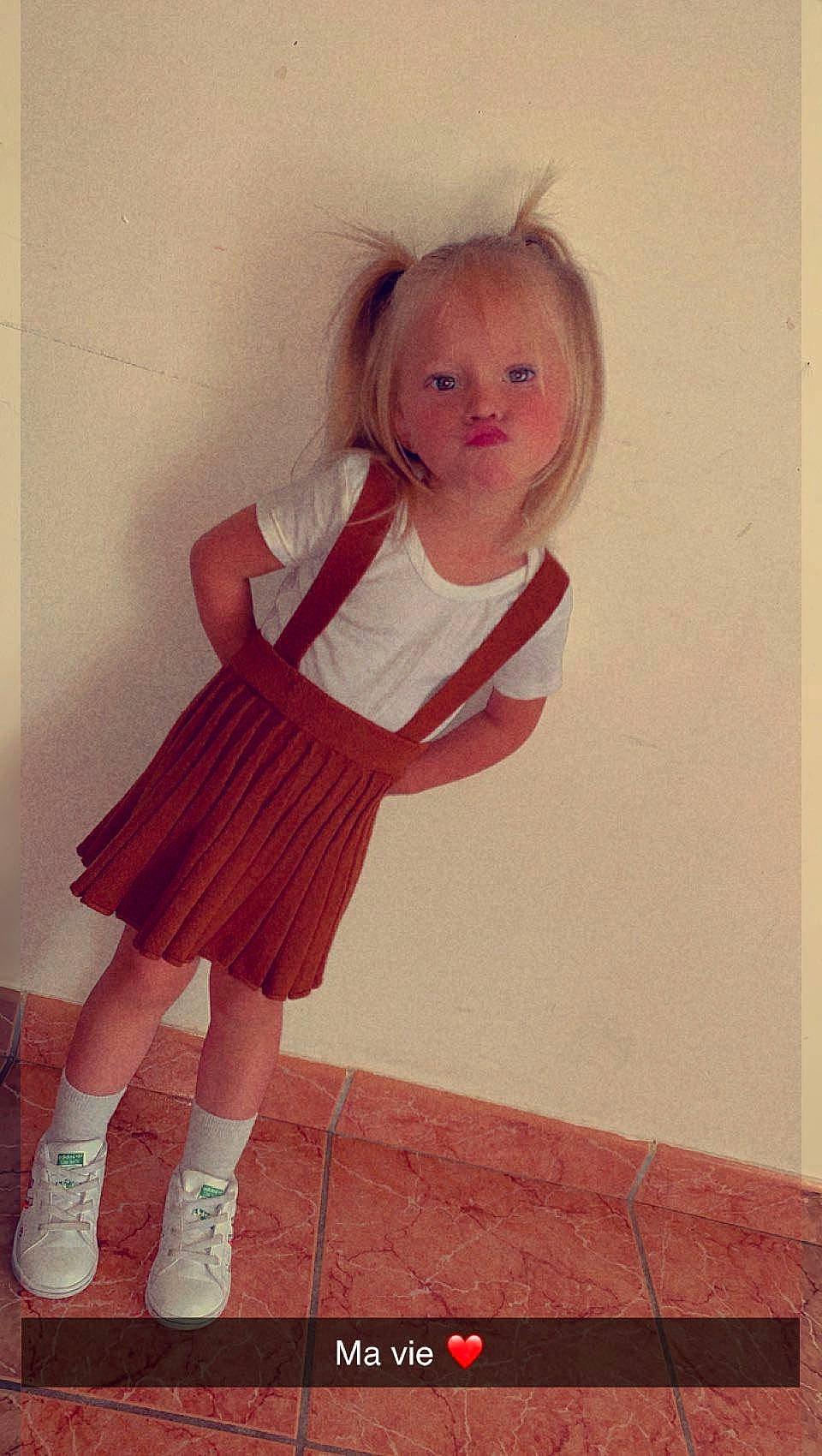 Djezy participe au concours pour gagner de l'argent avec cette photo : arm, baby_toddler_clothing, day_dress, dress, fashion_design, hair, knee, long_hair, magenta, neck, one_piece_garment, outerwear, pattern, person, pink, shoulder, sleeve, sock, thigh, toddler