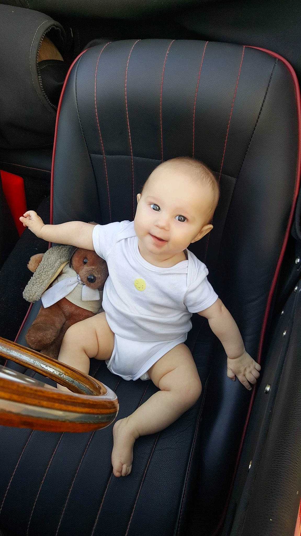 Arya participe au concours pour gagner de l'argent avec cette photo : baby, baby_carriage, baby_products, car_seat, cheek, child, fun, leg, person, product, sitting, skin, toddler