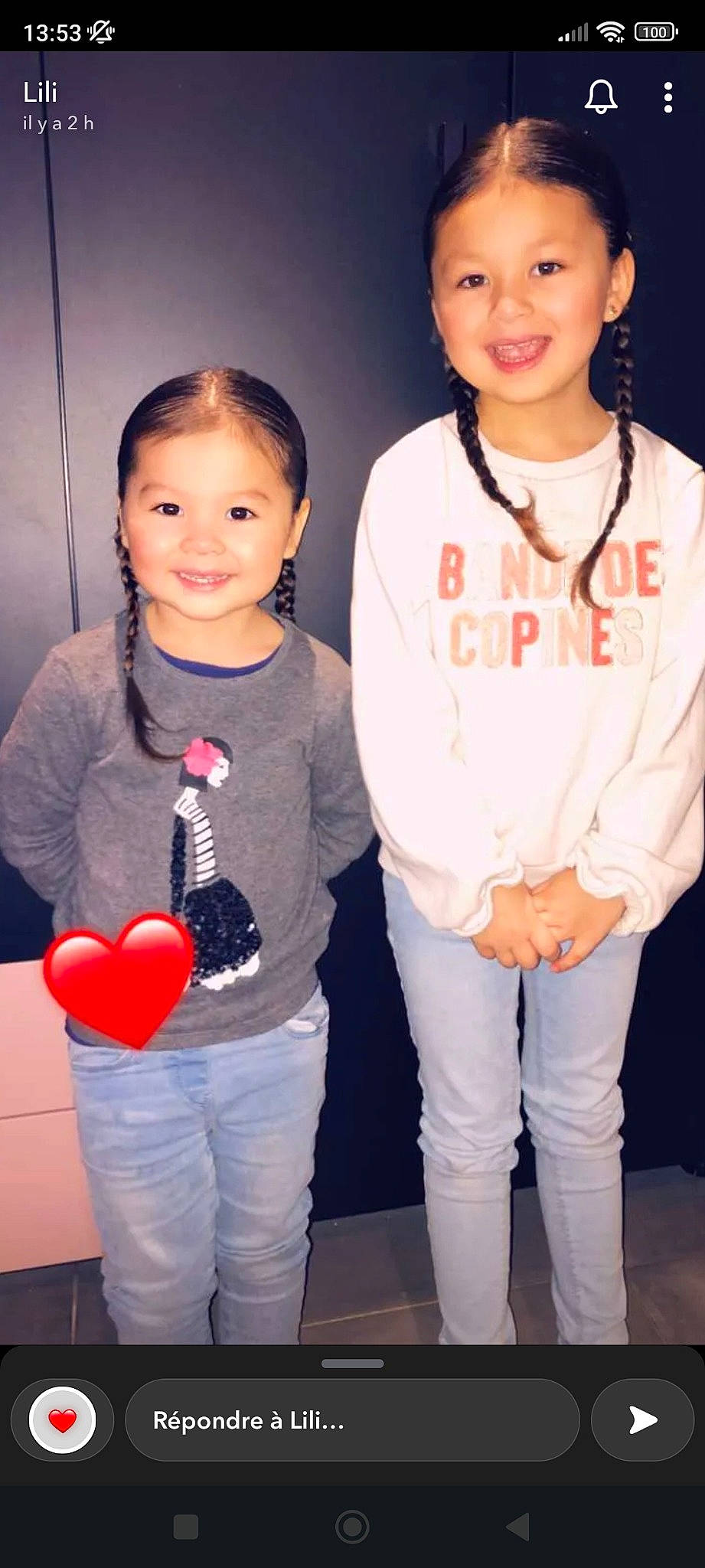 Emma a rejoint le concours — aidez-le/la à gagner de superbes lots ! balloon, beauty, child, facial_expression, fashion, flash_photography, fun, gesture, hairstyle, happy, head, joy, outerwear, people, person, product, sleeve, smile, standing, t_shirt