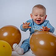 Kayden participe au concours pour gagner de l'argent avec cette photo : baby, balloon, balloons, blue_clothing, celebration, child, face, foot, hands, happy, photography, playful, portrait, sitting, smile, sock, studio, sweater, toddler, white_background