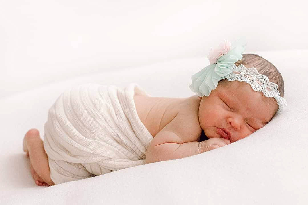 Eurydice participe au concours pour gagner de l'argent avec cette photo : arm, baby, baby_sleeping, baby_toddler_clothing, bedding, cap, comfort, fashion_accessory, flash_photography, foot, fur, hair_accessory, headband, headgear, headpiece, human_body, human_leg, knit_cap, linens, person