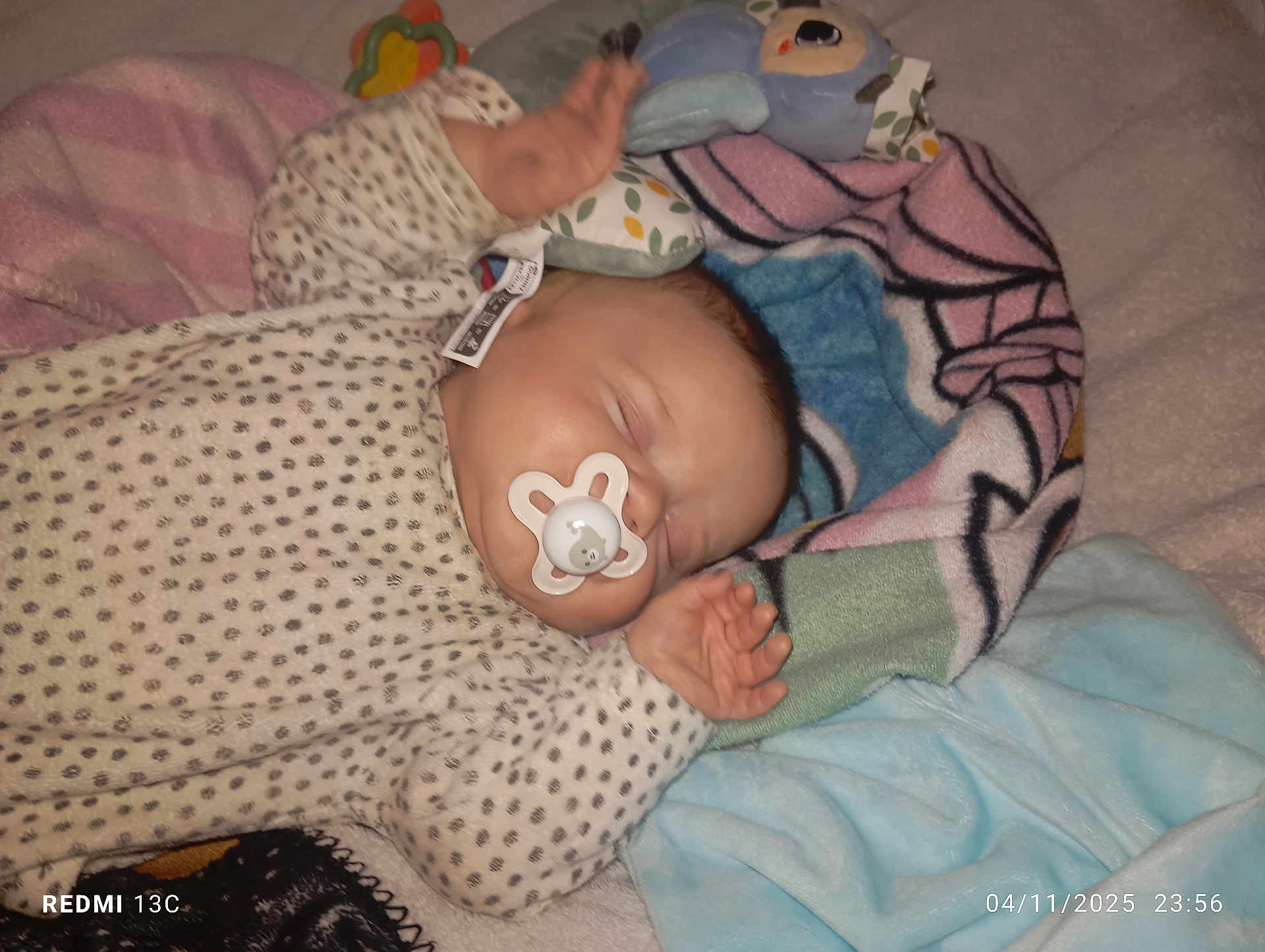 Tino participe au concours pour gagner de l'argent avec cette photo : baby, sleeping, pacifier, blanket, onesie, hand, infant, cozy, soft, child, cute, rest, bedtime, sleepwear, face, head, peaceful, comfort, indoors, toddler