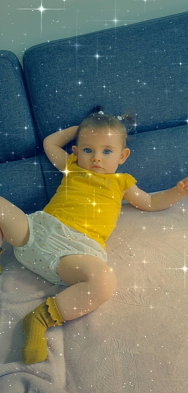 Ilona a rejoint le concours — aidez-le/la à gagner de superbes lots ! barefoot, blond, cheek, child, electric_blue, foot, fun, hairstyle, hand, happy, head, human_body, human_leg, joint, leg, leisure, person, space, standing, thigh