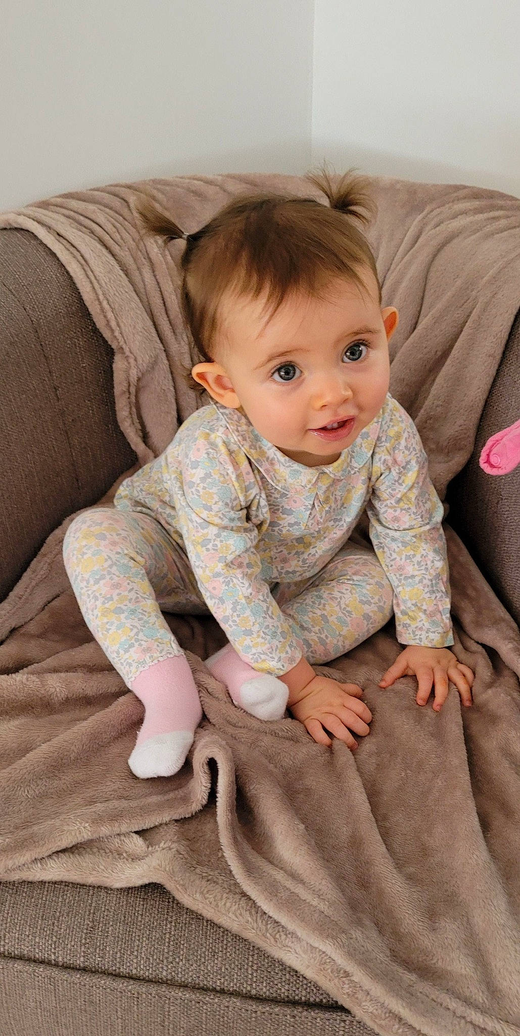 Ilona participe au concours pour gagner de l'argent avec cette photo : arm, baby, baby_toddler_clothing, cheek, child, comfort, couch, finger, floor, flooring, hand, human_body, leg, neck, person, skin, sleeve, smile, surprise, textile