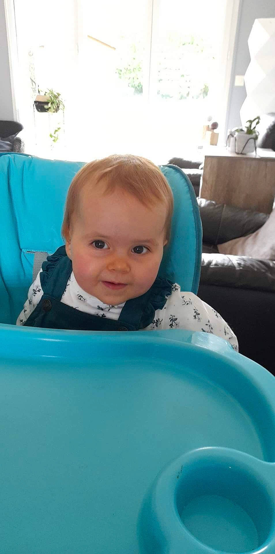 Louane participe au concours pour gagner de l'argent avec cette photo : baby, baby_products, baby_toddler_clothing, child, comfort, electric_blue, eye, fun, head, lamp, leisure, motor_vehicle, person, recreation, room, sitting, sleeve, smile, t_shirt, toddler