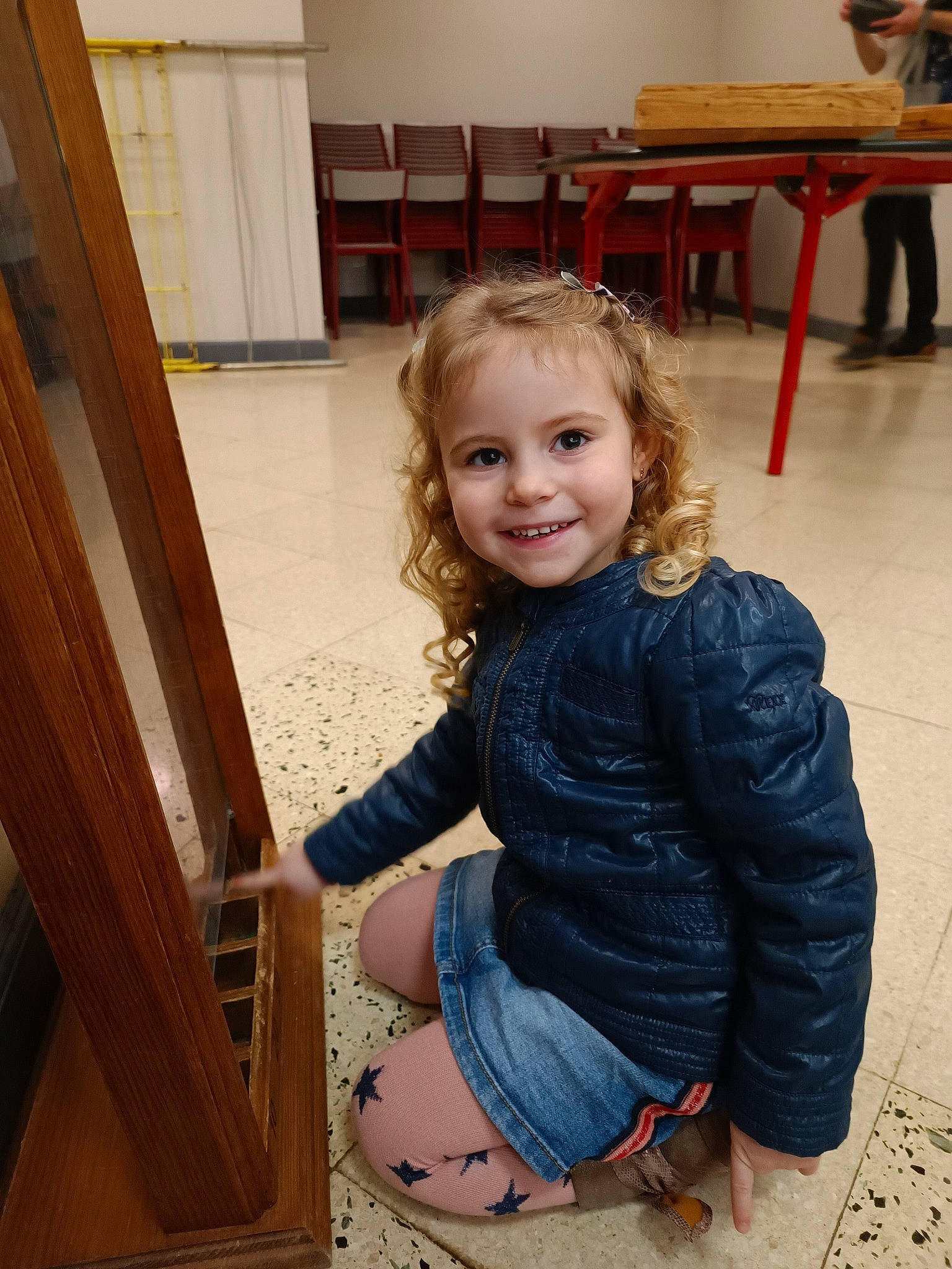 Lizea a rejoint le concours — aidez-le/la à gagner de superbes lots ! blond, chair, child, floor, flooring, fun, happy, hardwood, human_leg, joy, leisure, long_hair, person, sitting, skin, sleeve, smile, standing, thigh, toddler