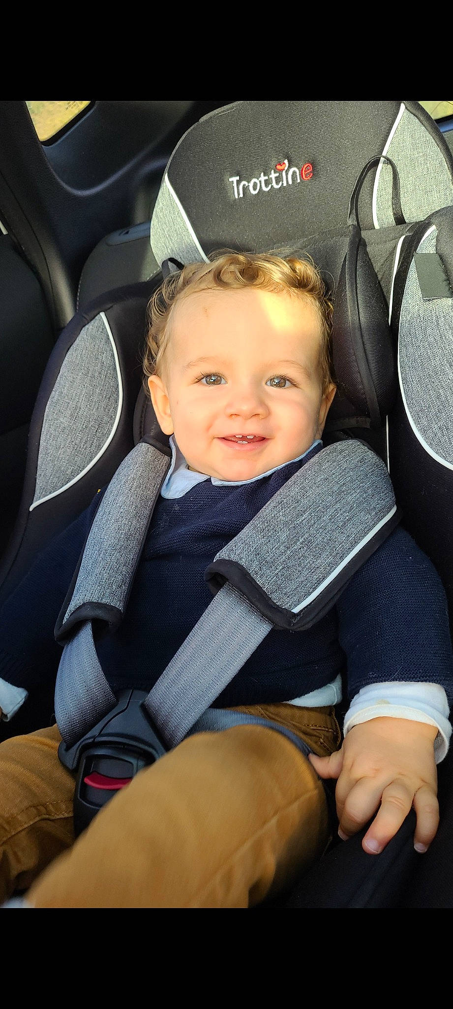 Rafael participe au concours pour gagner de l'argent avec cette photo : auto_part, automotive_design, baby_in_car_seat, car_seat, car_seat_cover, chair, child, comfort, electric_blue, face, head, head_restraint, joy, motor_vehicle, person, seat_belt, smile, steering_part, steering_wheel, thigh