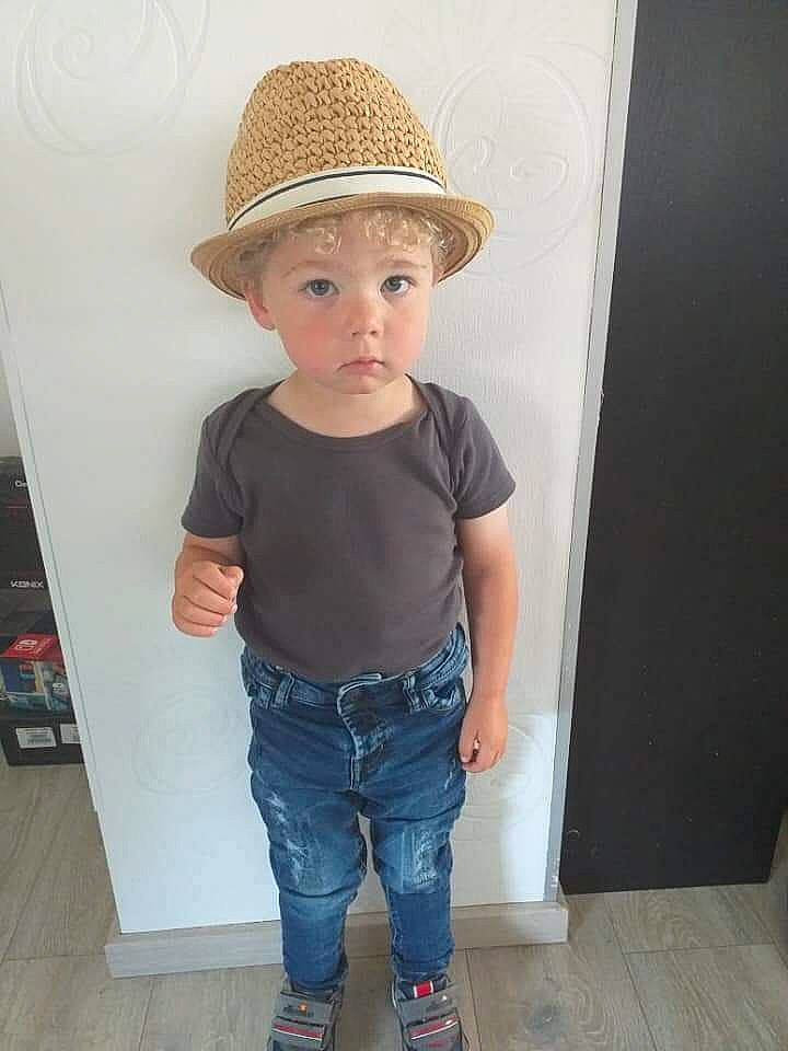 Esteban a rejoint le concours — aidez-le/la à gagner de superbes lots ! baby_toddler_clothing, cap, child, clothing, cool, costume_hat, denim, hairstyle, hat, jeans, joint, person, shoulder, skin, sleeve, standing, sun_hat, t_shirt, toddler, waist