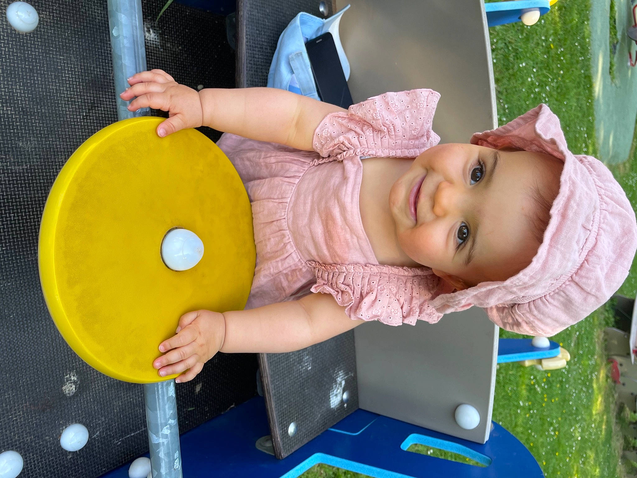 Léna a rejoint le concours — aidez-le/la à gagner de superbes lots ! baby, baby_playing_with_toys, baby_toddler_clothing, child, circle, drum, facial_expression, fun, grass, green, happy, hat, headwear, joy, leisure, person, play, product, recreation, smile
