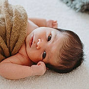 Malo a rejoint le concours — aidez-le/la à gagner de superbes lots ! arm, baby, blanket, closeup, curious, eyes, face, hair, hand, indoors, infant, knit, lying_down, newborn, peaceful, portrait, skin, soft_texture, white_background, wrapped