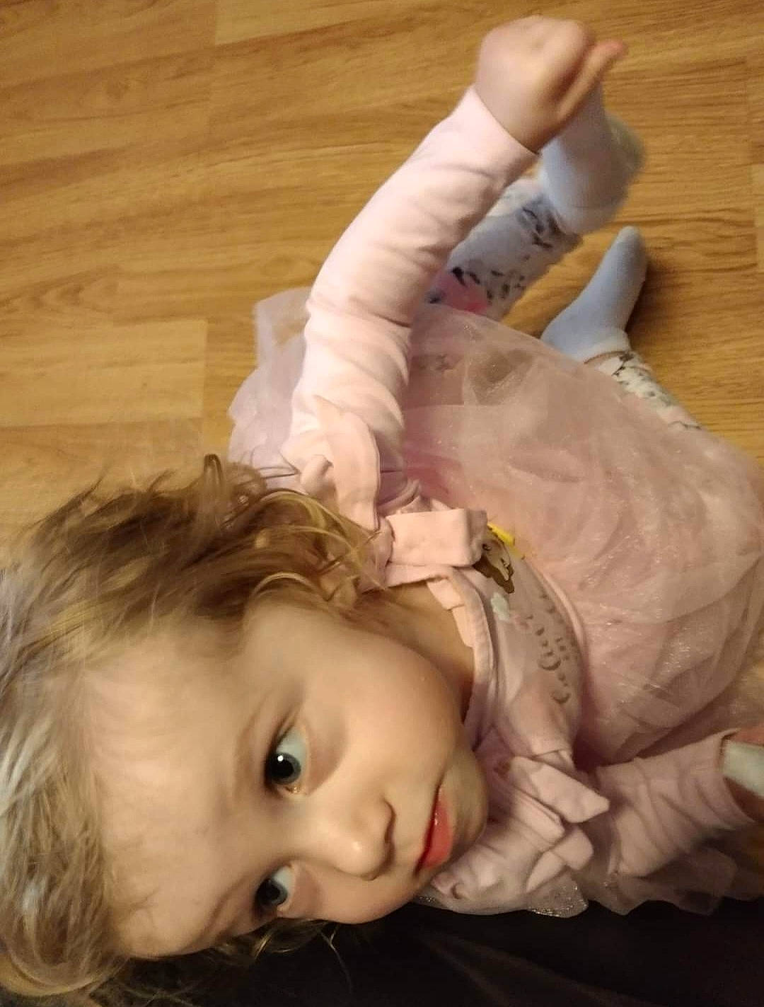 Alaia is registered to the contest to win money with this photo: cheek, child, comfort, elbow, eye, eyebrow, eyelash, gesture, happy, health_care, human_leg, knee, medical_procedure, mouth, neck, nose, person, skin, thumb, toddler