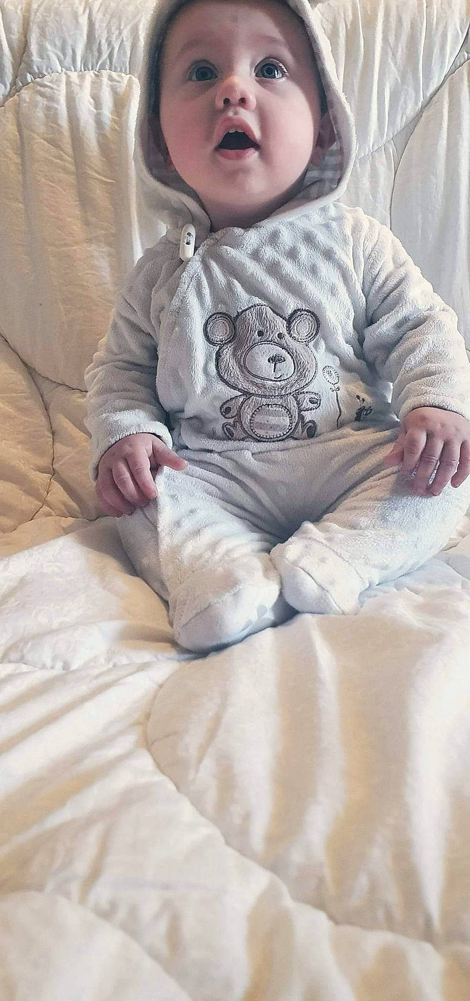 Atlus is registered to the contest to win money with this photo: arm, baby, baby_toddler_clothing, clothing, comfort, elbow, hand, head, human_body, human_leg, knee, leg, mouth, person, skin, sleeve, surprise, t_shirt, textile, thigh