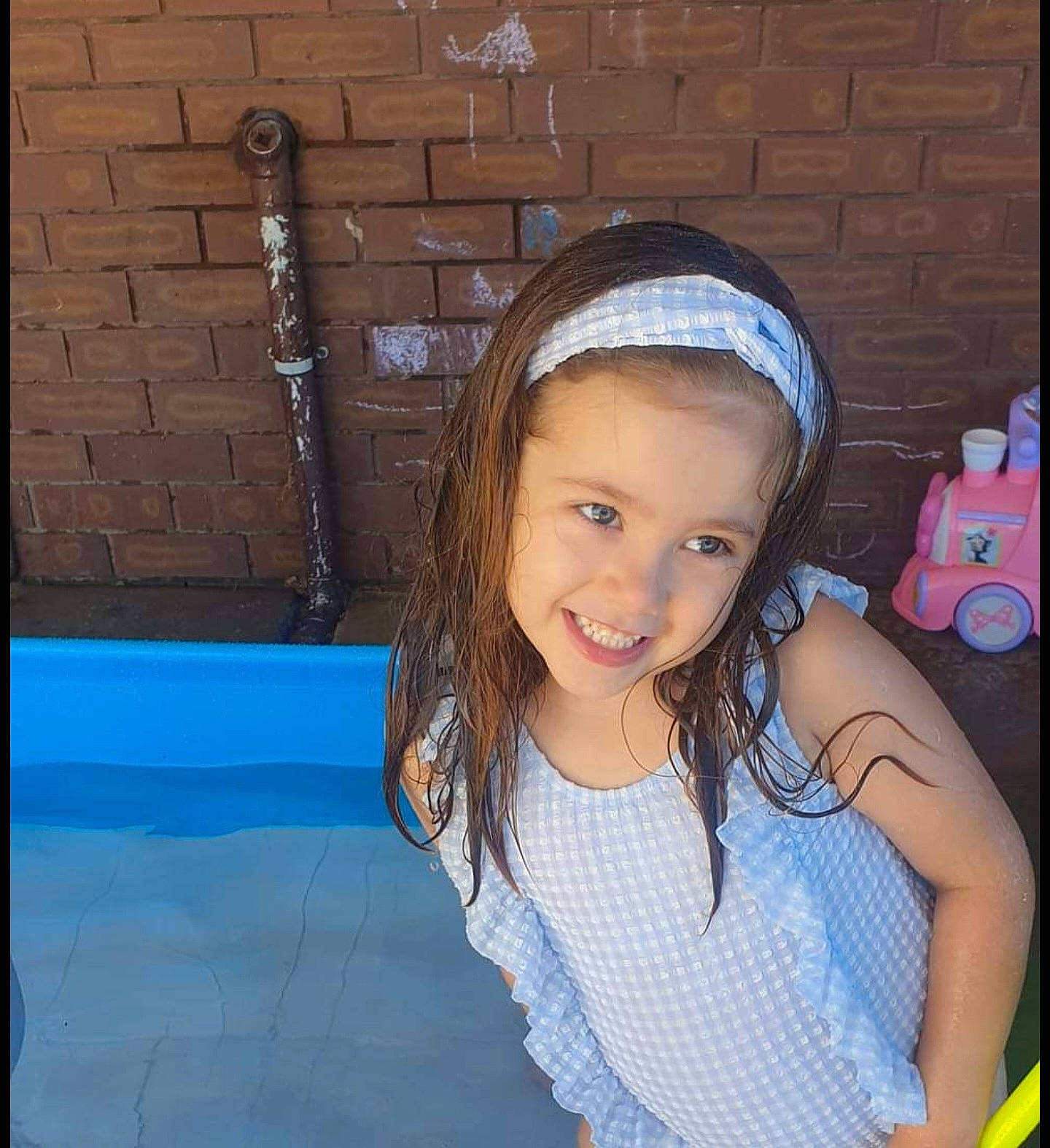 Khalissia is registered to the contest to win money with this photo: child, cool, electric_blue, eye, fashion_accessory, flash_photography, fun, hair, hairstyle, happy, head, headwear, joy, leisure, long_hair, magenta, person, pink, recreation, sleeve