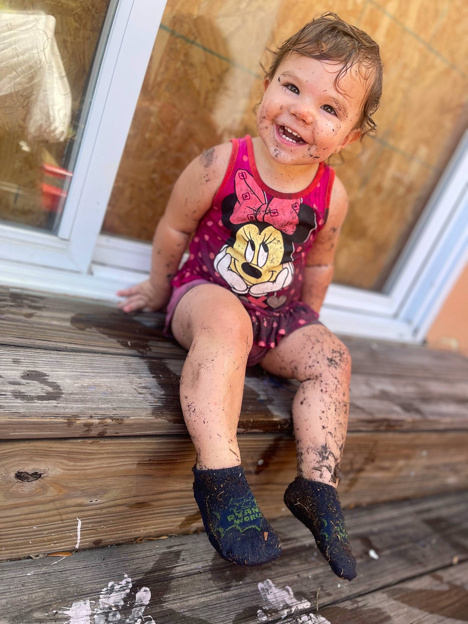 Lillyanna is registered to the contest to win money with this photo: chair, fashion_design, flash_photography, fun, happy, human_leg, joy, knee, leg, leisure, person, shoe, smile, sock, sportswear, street_fashion, t_shirt, textile, thigh, tree