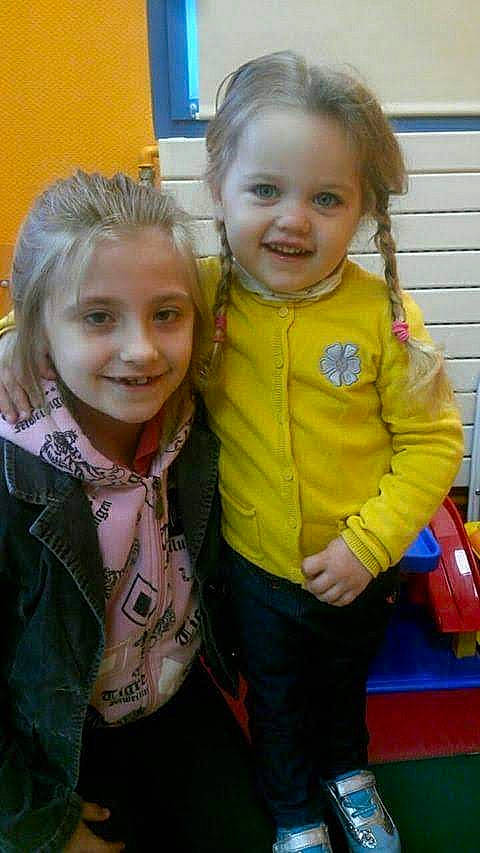 Marion participe au concours pour gagner de l'argent avec cette photo : blond, cheek, child, face, fun, iris, jacket, joy, kindergarten, outerwear, person, play, sibling, skin, smile, standing, toddler, yellow