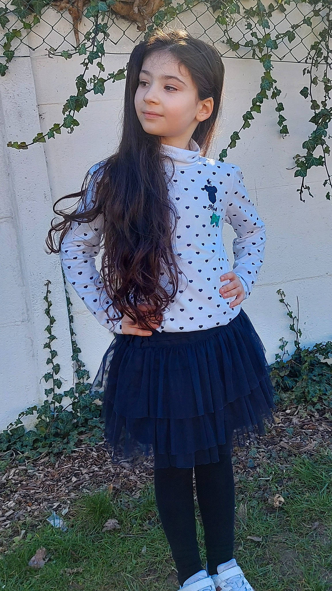 Alicia participe au concours pour gagner de l'argent avec cette photo : blazer, collar, dress_shirt, face, grass, hair, happy, knee, neck, person, plaid, shirt, shoulder, sleeve, standing, street_fashion, t_shirt, tartan, textile, thigh