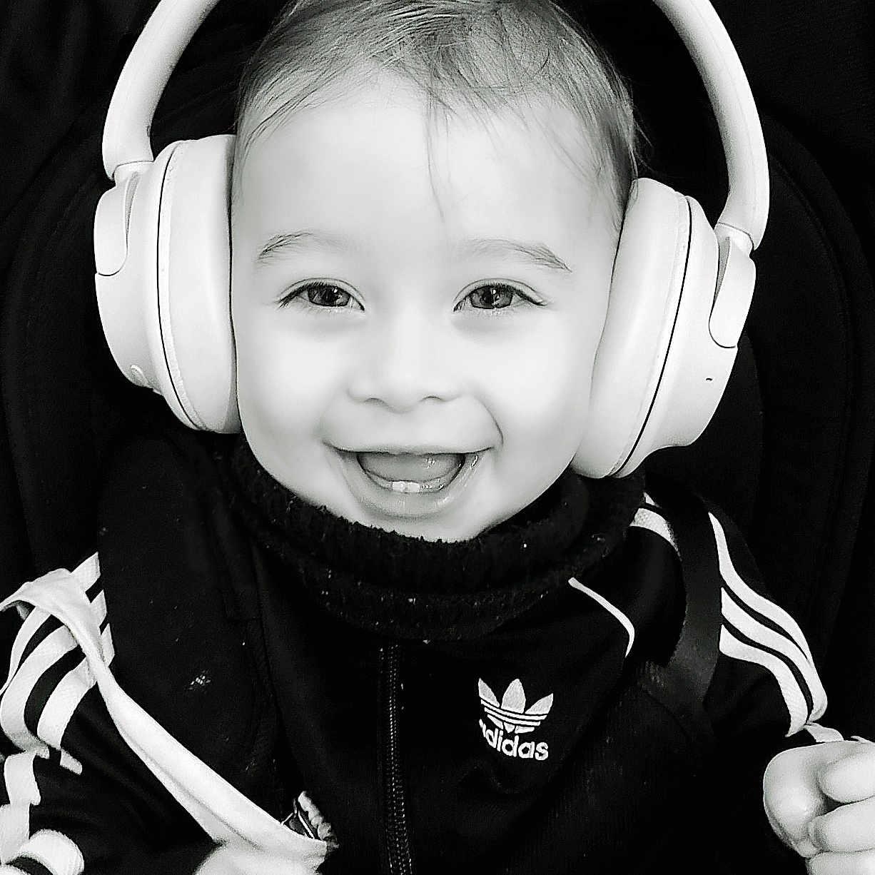 Sandro participe au concours pour gagner de l'argent avec cette photo : baby, headphones, smile, happy, child, black_and_white, jacket, adidas, portrait, cute, fashion, infant, clothing, person, young, expression, face, eyebrows, hands, seat